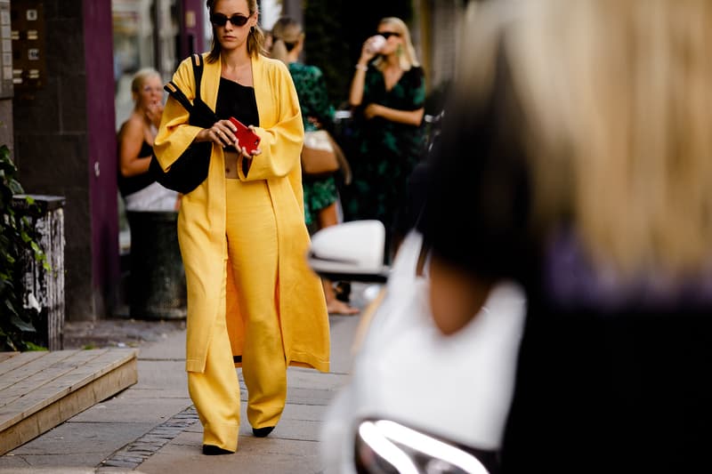 Streetsnaps:Copenhagen Fashion Week Spring/Summer 2019 モード過ぎず、ストリート過ぎない、デンマークの玄人たちによる巧みなスタイリングをチェック コペンハーゲンはファッションウィークが上陸する度にファッションの成熟度が増しているように思える。ドイツとスウェーデンの中間地点に位置するデンマークの首都は、ストリートの感覚を持ち合わせながらも、どこか北欧らしい洗練された感覚を感じさせる不思議な街なのだ。それでもオフランウェイで名を馳せるブランドは、パリやニューヨークのそれと変わりはない。〈Balenciaga(バレンシアガ)〉、〈Gosha Rubchinskiy(ゴーシャ・ラブチンスキー)〉、〈Burberry(バーバリー)〉、〈Prada(プラダ)〉、〈Raf Simons(ラフ シモンズ)〉といった王道ブランドを至るところで見かける。しかし、決してモードな印象を与え過ぎないのもこの地の特徴。Tシャツやスウェットといったアイテムを差し込むことで巧みにスタイリングをカジュアルダウンさせる術は、東京のストリートにも通じるものがあるかもしれない。 そんなコペンハーゲン・ファッションウィークの様子を是非、上のフォトギャラリーから楽しんでみてはいかがだろうか。 あわせて、スポーツスタイルといったカラフルな色合いが流行していたニューヨーク・ファッションウィーク・メンズのストリートスナップもお見逃しなく。