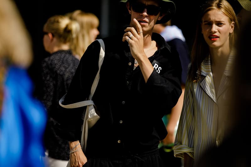 Streetsnaps:Copenhagen Fashion Week Spring/Summer 2019 モード過ぎず、ストリート過ぎない、デンマークの玄人たちによる巧みなスタイリングをチェック コペンハーゲンはファッションウィークが上陸する度にファッションの成熟度が増しているように思える。ドイツとスウェーデンの中間地点に位置するデンマークの首都は、ストリートの感覚を持ち合わせながらも、どこか北欧らしい洗練された感覚を感じさせる不思議な街なのだ。それでもオフランウェイで名を馳せるブランドは、パリやニューヨークのそれと変わりはない。〈Balenciaga(バレンシアガ)〉、〈Gosha Rubchinskiy(ゴーシャ・ラブチンスキー)〉、〈Burberry(バーバリー)〉、〈Prada(プラダ)〉、〈Raf Simons(ラフ シモンズ)〉といった王道ブランドを至るところで見かける。しかし、決してモードな印象を与え過ぎないのもこの地の特徴。Tシャツやスウェットといったアイテムを差し込むことで巧みにスタイリングをカジュアルダウンさせる術は、東京のストリートにも通じるものがあるかもしれない。 そんなコペンハーゲン・ファッションウィークの様子を是非、上のフォトギャラリーから楽しんでみてはいかがだろうか。 あわせて、スポーツスタイルといったカラフルな色合いが流行していたニューヨーク・ファッションウィーク・メンズのストリートスナップもお見逃しなく。
