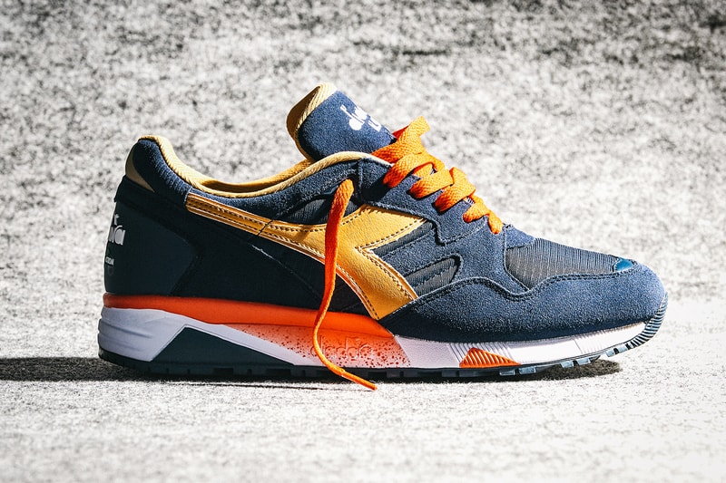 diadora より90年代の名作を現代シーンに再提案する “Rewind the tape” パックが登場 テニスシューズとして産声をあげたrebound aceと中長距離ランナーたちの足元を支えたn9002に当時の〈diadora〉を象徴する“あの選手”のDNAを注入 イタリアを代表するスポーツブランドとして、ストリートの重要ブランドやキーアカウントとも継続的にコラボレーションする〈diadora（ディアドラ）〉より、92年生まれの同期としてコアなスニーカーフリークたちから愛されてきたrebound aceとn9002のニューカラーがリリースされる。  取扱店舗などをお伝えする前に、伝統ある両モデルの歴史的背景に言及しておきたい。rebound aceは、Andre Agassi（アンドレ・アガシ）らとしのぎを削った90年代最強テニスプレーヤーとして名高いJim Courier（ジム・クーリエ）の大躍進を足元で支えていたテニスシューズ。一方のn9002は、中長距離用のランニングシューズとして誕生し、rebound aceと同じく衝撃吸収と反発性を兼備する当時の最先端テクノロジー“ダブルアクションシステム”を搭載していたことで、当時の契約アスリートたちから絶大な支持を集めていた。  本稿で紹介する各モデルはそのDNAを継承し、2018年春夏コレクションにライフスタイルモデルへと変貌を遂げて現世に蘇った。“Rewind the tape”とは“テープを巻き戻す”という意。今回リリースされるカラーリングは80年代から90年代にかけてアヤックスやACミランの得点源を担った稀代のオランダ人ストライカー、Marco van Basten（マルコ・ファン・バステン）が着用していたネイビー/オレンジのセットアップにインスパイアされており、トータルコーディネートができるようにジャケット＆パンツも同時展開されることになる。  n9002は15,000円（税抜）で、取り扱いは『Billy’s ENT』、『Styles代官山』、『JOURNAL STANDARD（インシグニアブルー/ホワイトのみ）の3店舗。また、rebound aceは16,000円（税抜）で『Billy’s ENT』のみの販売となる。なお、ジャケットとパンツはそれぞ15,000円（税抜）、11,000円（税抜）となり、『BILLY’S ENT』と厳選された一部アカウントのみで展開。希少性が高く入手困難だろうが、何としても手に入れたい逸品である。