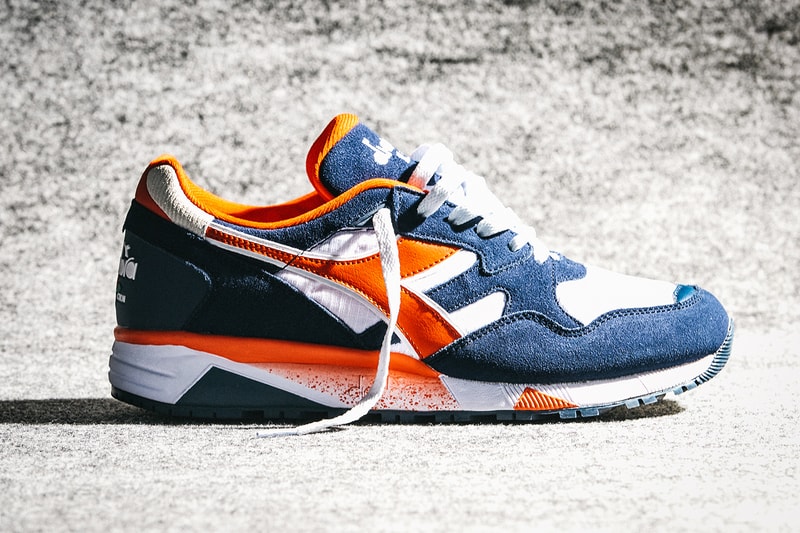 diadora より90年代の名作を現代シーンに再提案する “Rewind the tape” パックが登場 テニスシューズとして産声をあげたrebound aceと中長距離ランナーたちの足元を支えたn9002に当時の〈diadora〉を象徴する“あの選手”のDNAを注入 イタリアを代表するスポーツブランドとして、ストリートの重要ブランドやキーアカウントとも継続的にコラボレーションする〈diadora（ディアドラ）〉より、92年生まれの同期としてコアなスニーカーフリークたちから愛されてきたrebound aceとn9002のニューカラーがリリースされる。  取扱店舗などをお伝えする前に、伝統ある両モデルの歴史的背景に言及しておきたい。rebound aceは、Andre Agassi（アンドレ・アガシ）らとしのぎを削った90年代最強テニスプレーヤーとして名高いJim Courier（ジム・クーリエ）の大躍進を足元で支えていたテニスシューズ。一方のn9002は、中長距離用のランニングシューズとして誕生し、rebound aceと同じく衝撃吸収と反発性を兼備する当時の最先端テクノロジー“ダブルアクションシステム”を搭載していたことで、当時の契約アスリートたちから絶大な支持を集めていた。  本稿で紹介する各モデルはそのDNAを継承し、2018年春夏コレクションにライフスタイルモデルへと変貌を遂げて現世に蘇った。“Rewind the tape”とは“テープを巻き戻す”という意。今回リリースされるカラーリングは80年代から90年代にかけてアヤックスやACミランの得点源を担った稀代のオランダ人ストライカー、Marco van Basten（マルコ・ファン・バステン）が着用していたネイビー/オレンジのセットアップにインスパイアされており、トータルコーディネートができるようにジャケット＆パンツも同時展開されることになる。  n9002は15,000円（税抜）で、取り扱いは『Billy’s ENT』、『Styles代官山』、『JOURNAL STANDARD（インシグニアブルー/ホワイトのみ）の3店舗。また、rebound aceは16,000円（税抜）で『Billy’s ENT』のみの販売となる。なお、ジャケットとパンツはそれぞ15,000円（税抜）、11,000円（税抜）となり、『BILLY’S ENT』と厳選された一部アカウントのみで展開。希少性が高く入手困難だろうが、何としても手に入れたい逸品である。
