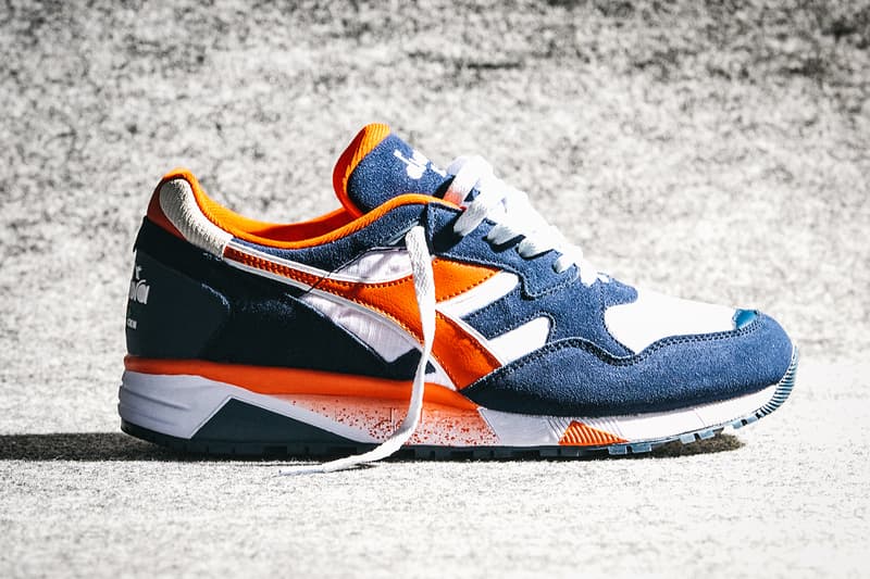diadora より90年代の名作を現代シーンに再提案する “Rewind the tape” パックが登場 テニスシューズとして産声をあげたrebound aceと中長距離ランナーたちの足元を支えたn9002に当時の〈diadora〉を象徴する“あの選手”のDNAを注入 イタリアを代表するスポーツブランドとして、ストリートの重要ブランドやキーアカウントとも継続的にコラボレーションする〈diadora(ディアドラ)〉より、92年生まれの同期としてコアなスニーカーフリークたちから愛されてきたrebound aceとn9002のニューカラーがリリースされる。 取扱店舗などをお伝えする前に、伝統ある両モデルの歴史的背景に言及しておきたい。rebound aceは、Andre Agassi(アンドレ・アガシ)らとしのぎを削った90年代最強テニスプレーヤーとして名高いJim Courier(ジム・クーリエ)の大躍進を足元で支えていたテニスシューズ。一方のn9002は、中長距離用のランニングシューズとして誕生し、rebound aceと同じく衝撃吸収と反発性を兼備する当時の最先端テクノロジー“ダブルアクションシステム”を搭載していたことで、当時の契約アスリートたちから絶大な支持を集めていた。 本稿で紹介する各モデルはそのDNAを継承し、2018年春夏コレクションにライフスタイルモデルへと変貌を遂げて現世に蘇った。“Rewind the tape”とは“テープを巻き戻す”という意。今回リリースされるカラーリングは80年代から90年代にかけてアヤックスやACミランの得点源を担った稀代のオランダ人ストライカー、Marco van Basten(マルコ・ファン・バステン)が着用していたネイビー/オレンジのセットアップにインスパイアされており、トータルコーディネートができるようにジャケット&パンツも同時展開されることになる。 n9002は15,000円(税抜)で、取り扱いは『Billy’s ENT』、『Styles代官山』、『JOURNAL STANDARD(インシグニアブルー/ホワイトのみ)の3店舗。また、rebound aceは16,000円(税抜)で『Billy’s ENT』のみの販売となる。なお、ジャケットとパンツはそれぞ15,000円(税抜)、11,000円(税抜)となり、『BILLY’S ENT』と厳選された一部アカウントのみで展開。希少性が高く入手困難だろうが、何としても手に入れたい逸品である。
