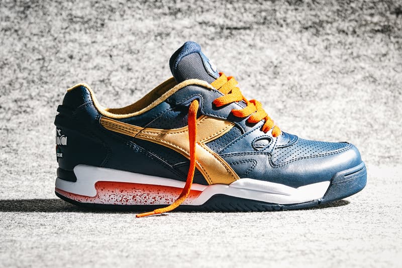 diadora より90年代の名作を現代シーンに再提案する “Rewind the tape” パックが登場 テニスシューズとして産声をあげたrebound aceと中長距離ランナーたちの足元を支えたn9002に当時の〈diadora〉を象徴する“あの選手”のDNAを注入 イタリアを代表するスポーツブランドとして、ストリートの重要ブランドやキーアカウントとも継続的にコラボレーションする〈diadora(ディアドラ)〉より、92年生まれの同期としてコアなスニーカーフリークたちから愛されてきたrebound aceとn9002のニューカラーがリリースされる。 取扱店舗などをお伝えする前に、伝統ある両モデルの歴史的背景に言及しておきたい。rebound aceは、Andre Agassi(アンドレ・アガシ)らとしのぎを削った90年代最強テニスプレーヤーとして名高いJim Courier(ジム・クーリエ)の大躍進を足元で支えていたテニスシューズ。一方のn9002は、中長距離用のランニングシューズとして誕生し、rebound aceと同じく衝撃吸収と反発性を兼備する当時の最先端テクノロジー“ダブルアクションシステム”を搭載していたことで、当時の契約アスリートたちから絶大な支持を集めていた。 本稿で紹介する各モデルはそのDNAを継承し、2018年春夏コレクションにライフスタイルモデルへと変貌を遂げて現世に蘇った。“Rewind the tape”とは“テープを巻き戻す”という意。今回リリースされるカラーリングは80年代から90年代にかけてアヤックスやACミランの得点源を担った稀代のオランダ人ストライカー、Marco van Basten(マルコ・ファン・バステン)が着用していたネイビー/オレンジのセットアップにインスパイアされており、トータルコーディネートができるようにジャケット&パンツも同時展開されることになる。 n9002は15,000円(税抜)で、取り扱いは『Billy’s ENT』、『Styles代官山』、『JOURNAL STANDARD(インシグニアブルー/ホワイトのみ)の3店舗。また、rebound aceは16,000円(税抜)で『Billy’s ENT』のみの販売となる。なお、ジャケットとパンツはそれぞ15,000円(税抜)、11,000円(税抜)となり、『BILLY’S ENT』と厳選された一部アカウントのみで展開。希少性が高く入手困難だろうが、何としても手に入れたい逸品である。