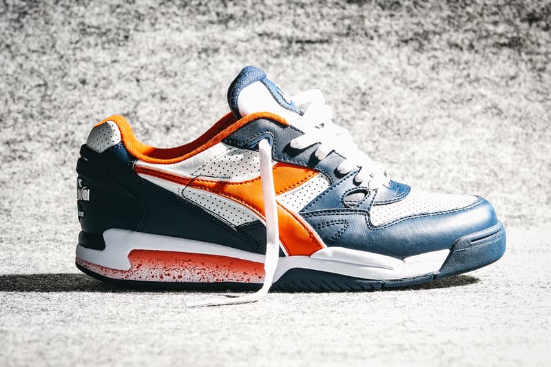 diadora より90年代の名作を現代シーンに再提案する “Rewind the tape” パックが登場 テニスシューズとして産声をあげたrebound aceと中長距離ランナーたちの足元を支えたn9002に当時の〈diadora〉を象徴する“あの選手”のDNAを注入 イタリアを代表するスポーツブランドとして、ストリートの重要ブランドやキーアカウントとも継続的にコラボレーションする〈diadora（ディアドラ）〉より、92年生まれの同期としてコアなスニーカーフリークたちから愛されてきたrebound aceとn9002のニューカラーがリリースされる。  取扱店舗などをお伝えする前に、伝統ある両モデルの歴史的背景に言及しておきたい。rebound aceは、Andre Agassi（アンドレ・アガシ）らとしのぎを削った90年代最強テニスプレーヤーとして名高いJim Courier（ジム・クーリエ）の大躍進を足元で支えていたテニスシューズ。一方のn9002は、中長距離用のランニングシューズとして誕生し、rebound aceと同じく衝撃吸収と反発性を兼備する当時の最先端テクノロジー“ダブルアクションシステム”を搭載していたことで、当時の契約アスリートたちから絶大な支持を集めていた。  本稿で紹介する各モデルはそのDNAを継承し、2018年春夏コレクションにライフスタイルモデルへと変貌を遂げて現世に蘇った。“Rewind the tape”とは“テープを巻き戻す”という意。今回リリースされるカラーリングは80年代から90年代にかけてアヤックスやACミランの得点源を担った稀代のオランダ人ストライカー、Marco van Basten（マルコ・ファン・バステン）が着用していたネイビー/オレンジのセットアップにインスパイアされており、トータルコーディネートができるようにジャケット＆パンツも同時展開されることになる。  n9002は15,000円（税抜）で、取り扱いは『Billy’s ENT』、『Styles代官山』、『JOURNAL STANDARD（インシグニアブルー/ホワイトのみ）の3店舗。また、rebound aceは16,000円（税抜）で『Billy’s ENT』のみの販売となる。なお、ジャケットとパンツはそれぞ15,000円（税抜）、11,000円（税抜）となり、『BILLY’S ENT』と厳選された一部アカウントのみで展開。希少性が高く入手困難だろうが、何としても手に入れたい逸品である。