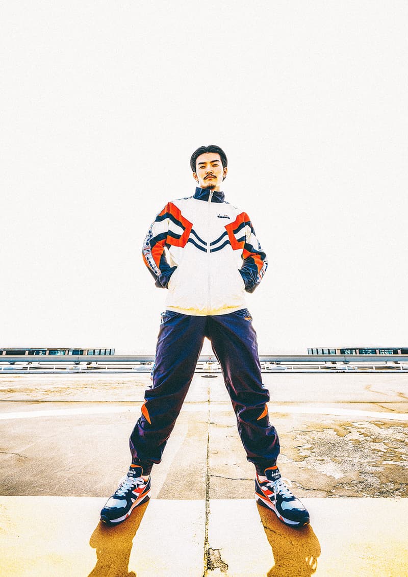 diadora より90年代の名作を現代シーンに再提案する “Rewind the tape” パックが登場 テニスシューズとして産声をあげたrebound aceと中長距離ランナーたちの足元を支えたn9002に当時の〈diadora〉を象徴する“あの選手”のDNAを注入 イタリアを代表するスポーツブランドとして、ストリートの重要ブランドやキーアカウントとも継続的にコラボレーションする〈diadora（ディアドラ）〉より、92年生まれの同期としてコアなスニーカーフリークたちから愛されてきたrebound aceとn9002のニューカラーがリリースされる。  取扱店舗などをお伝えする前に、伝統ある両モデルの歴史的背景に言及しておきたい。rebound aceは、Andre Agassi（アンドレ・アガシ）らとしのぎを削った90年代最強テニスプレーヤーとして名高いJim Courier（ジム・クーリエ）の大躍進を足元で支えていたテニスシューズ。一方のn9002は、中長距離用のランニングシューズとして誕生し、rebound aceと同じく衝撃吸収と反発性を兼備する当時の最先端テクノロジー“ダブルアクションシステム”を搭載していたことで、当時の契約アスリートたちから絶大な支持を集めていた。  本稿で紹介する各モデルはそのDNAを継承し、2018年春夏コレクションにライフスタイルモデルへと変貌を遂げて現世に蘇った。“Rewind the tape”とは“テープを巻き戻す”という意。今回リリースされるカラーリングは80年代から90年代にかけてアヤックスやACミランの得点源を担った稀代のオランダ人ストライカー、Marco van Basten（マルコ・ファン・バステン）が着用していたネイビー/オレンジのセットアップにインスパイアされており、トータルコーディネートができるようにジャケット＆パンツも同時展開されることになる。  n9002は15,000円（税抜）で、取り扱いは『Billy’s ENT』、『Styles代官山』、『JOURNAL STANDARD（インシグニアブルー/ホワイトのみ）の3店舗。また、rebound aceは16,000円（税抜）で『Billy’s ENT』のみの販売となる。なお、ジャケットとパンツはそれぞ15,000円（税抜）、11,000円（税抜）となり、『BILLY’S ENT』と厳選された一部アカウントのみで展開。希少性が高く入手困難だろうが、何としても手に入れたい逸品である。