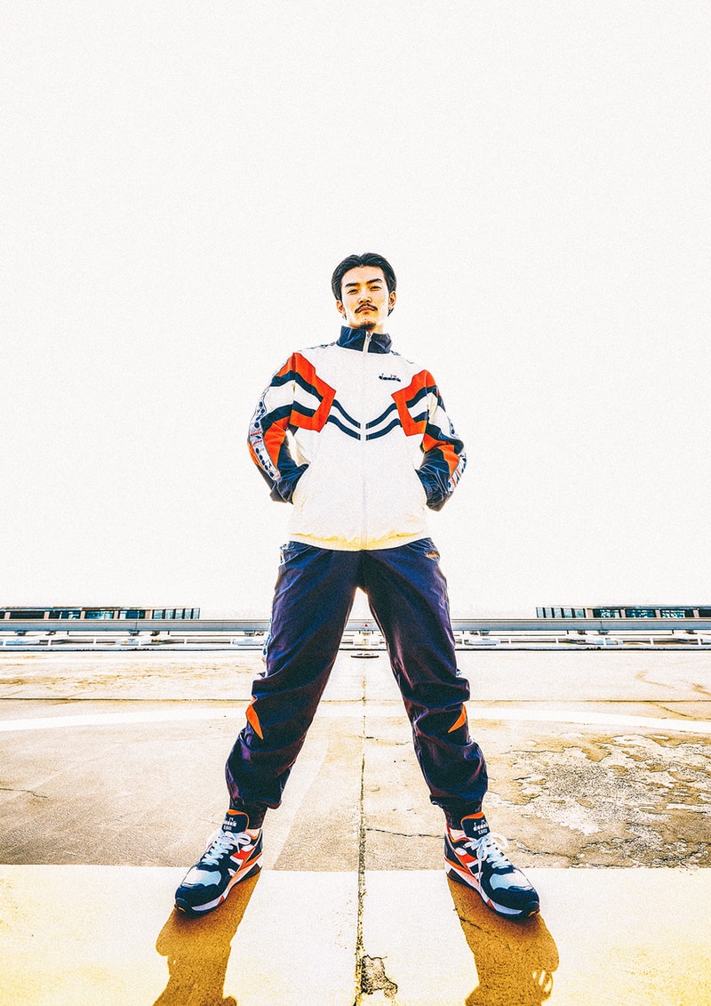 diadora より90年代の名作を現代シーンに再提案する “Rewind the tape” パックが登場 テニスシューズとして産声をあげたrebound aceと中長距離ランナーたちの足元を支えたn9002に当時の〈diadora〉を象徴する“あの選手”のDNAを注入 イタリアを代表するスポーツブランドとして、ストリートの重要ブランドやキーアカウントとも継続的にコラボレーションする〈diadora（ディアドラ）〉より、92年生まれの同期としてコアなスニーカーフリークたちから愛されてきたrebound aceとn9002のニューカラーがリリースされる。  取扱店舗などをお伝えする前に、伝統ある両モデルの歴史的背景に言及しておきたい。rebound aceは、Andre Agassi（アンドレ・アガシ）らとしのぎを削った90年代最強テニスプレーヤーとして名高いJim Courier（ジム・クーリエ）の大躍進を足元で支えていたテニスシューズ。一方のn9002は、中長距離用のランニングシューズとして誕生し、rebound aceと同じく衝撃吸収と反発性を兼備する当時の最先端テクノロジー“ダブルアクションシステム”を搭載していたことで、当時の契約アスリートたちから絶大な支持を集めていた。  本稿で紹介する各モデルはそのDNAを継承し、2018年春夏コレクションにライフスタイルモデルへと変貌を遂げて現世に蘇った。“Rewind the tape”とは“テープを巻き戻す”という意。今回リリースされるカラーリングは80年代から90年代にかけてアヤックスやACミランの得点源を担った稀代のオランダ人ストライカー、Marco van Basten（マルコ・ファン・バステン）が着用していたネイビー/オレンジのセットアップにインスパイアされており、トータルコーディネートができるようにジャケット＆パンツも同時展開されることになる。  n9002は15,000円（税抜）で、取り扱いは『Billy’s ENT』、『Styles代官山』、『JOURNAL STANDARD（インシグニアブルー/ホワイトのみ）の3店舗。また、rebound aceは16,000円（税抜）で『Billy’s ENT』のみの販売となる。なお、ジャケットとパンツはそれぞ15,000円（税抜）、11,000円（税抜）となり、『BILLY’S ENT』と厳選された一部アカウントのみで展開。希少性が高く入手困難だろうが、何としても手に入れたい逸品である。