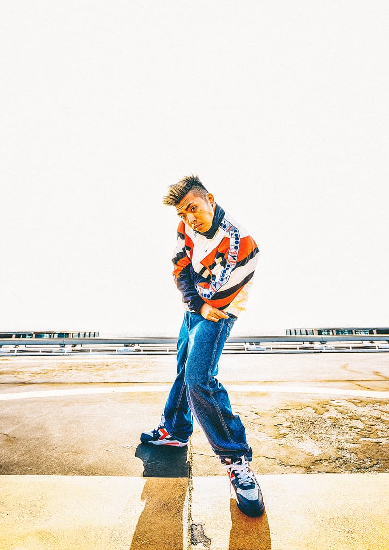 diadora より90年代の名作を現代シーンに再提案する “Rewind the tape” パックが登場 テニスシューズとして産声をあげたrebound aceと中長距離ランナーたちの足元を支えたn9002に当時の〈diadora〉を象徴する“あの選手”のDNAを注入 イタリアを代表するスポーツブランドとして、ストリートの重要ブランドやキーアカウントとも継続的にコラボレーションする〈diadora（ディアドラ）〉より、92年生まれの同期としてコアなスニーカーフリークたちから愛されてきたrebound aceとn9002のニューカラーがリリースされる。  取扱店舗などをお伝えする前に、伝統ある両モデルの歴史的背景に言及しておきたい。rebound aceは、Andre Agassi（アンドレ・アガシ）らとしのぎを削った90年代最強テニスプレーヤーとして名高いJim Courier（ジム・クーリエ）の大躍進を足元で支えていたテニスシューズ。一方のn9002は、中長距離用のランニングシューズとして誕生し、rebound aceと同じく衝撃吸収と反発性を兼備する当時の最先端テクノロジー“ダブルアクションシステム”を搭載していたことで、当時の契約アスリートたちから絶大な支持を集めていた。  本稿で紹介する各モデルはそのDNAを継承し、2018年春夏コレクションにライフスタイルモデルへと変貌を遂げて現世に蘇った。“Rewind the tape”とは“テープを巻き戻す”という意。今回リリースされるカラーリングは80年代から90年代にかけてアヤックスやACミランの得点源を担った稀代のオランダ人ストライカー、Marco van Basten（マルコ・ファン・バステン）が着用していたネイビー/オレンジのセットアップにインスパイアされており、トータルコーディネートができるようにジャケット＆パンツも同時展開されることになる。  n9002は15,000円（税抜）で、取り扱いは『Billy’s ENT』、『Styles代官山』、『JOURNAL STANDARD（インシグニアブルー/ホワイトのみ）の3店舗。また、rebound aceは16,000円（税抜）で『Billy’s ENT』のみの販売となる。なお、ジャケットとパンツはそれぞ15,000円（税抜）、11,000円（税抜）となり、『BILLY’S ENT』と厳選された一部アカウントのみで展開。希少性が高く入手困難だろうが、何としても手に入れたい逸品である。