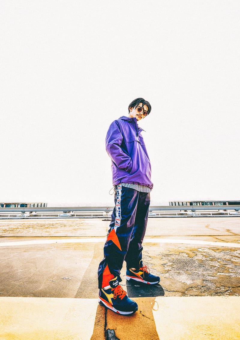 diadora より90年代の名作を現代シーンに再提案する “Rewind the tape” パックが登場 テニスシューズとして産声をあげたrebound aceと中長距離ランナーたちの足元を支えたn9002に当時の〈diadora〉を象徴する“あの選手”のDNAを注入 イタリアを代表するスポーツブランドとして、ストリートの重要ブランドやキーアカウントとも継続的にコラボレーションする〈diadora(ディアドラ)〉より、92年生まれの同期としてコアなスニーカーフリークたちから愛されてきたrebound aceとn9002のニューカラーがリリースされる。 取扱店舗などをお伝えする前に、伝統ある両モデルの歴史的背景に言及しておきたい。rebound aceは、Andre Agassi(アンドレ・アガシ)らとしのぎを削った90年代最強テニスプレーヤーとして名高いJim Courier(ジム・クーリエ)の大躍進を足元で支えていたテニスシューズ。一方のn9002は、中長距離用のランニングシューズとして誕生し、rebound aceと同じく衝撃吸収と反発性を兼備する当時の最先端テクノロジー“ダブルアクションシステム”を搭載していたことで、当時の契約アスリートたちから絶大な支持を集めていた。 本稿で紹介する各モデルはそのDNAを継承し、2018年春夏コレクションにライフスタイルモデルへと変貌を遂げて現世に蘇った。“Rewind the tape”とは“テープを巻き戻す”という意。今回リリースされるカラーリングは80年代から90年代にかけてアヤックスやACミランの得点源を担った稀代のオランダ人ストライカー、Marco van Basten(マルコ・ファン・バステン)が着用していたネイビー/オレンジのセットアップにインスパイアされており、トータルコーディネートができるようにジャケット&パンツも同時展開されることになる。 n9002は15,000円(税抜)で、取り扱いは『Billy’s ENT』、『Styles代官山』、『JOURNAL STANDARD(インシグニアブルー/ホワイトのみ)の3店舗。また、rebound aceは16,000円(税抜)で『Billy’s ENT』のみの販売となる。なお、ジャケットとパンツはそれぞ15,000円(税抜)、11,000円(税抜)となり、『BILLY’S ENT』と厳選された一部アカウントのみで展開。希少性が高く入手困難だろうが、何としても手に入れたい逸品である。