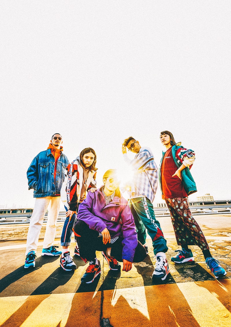 diadora より90年代の名作を現代シーンに再提案する “Rewind the tape” パックが登場 テニスシューズとして産声をあげたrebound aceと中長距離ランナーたちの足元を支えたn9002に当時の〈diadora〉を象徴する“あの選手”のDNAを注入 イタリアを代表するスポーツブランドとして、ストリートの重要ブランドやキーアカウントとも継続的にコラボレーションする〈diadora（ディアドラ）〉より、92年生まれの同期としてコアなスニーカーフリークたちから愛されてきたrebound aceとn9002のニューカラーがリリースされる。  取扱店舗などをお伝えする前に、伝統ある両モデルの歴史的背景に言及しておきたい。rebound aceは、Andre Agassi（アンドレ・アガシ）らとしのぎを削った90年代最強テニスプレーヤーとして名高いJim Courier（ジム・クーリエ）の大躍進を足元で支えていたテニスシューズ。一方のn9002は、中長距離用のランニングシューズとして誕生し、rebound aceと同じく衝撃吸収と反発性を兼備する当時の最先端テクノロジー“ダブルアクションシステム”を搭載していたことで、当時の契約アスリートたちから絶大な支持を集めていた。  本稿で紹介する各モデルはそのDNAを継承し、2018年春夏コレクションにライフスタイルモデルへと変貌を遂げて現世に蘇った。“Rewind the tape”とは“テープを巻き戻す”という意。今回リリースされるカラーリングは80年代から90年代にかけてアヤックスやACミランの得点源を担った稀代のオランダ人ストライカー、Marco van Basten（マルコ・ファン・バステン）が着用していたネイビー/オレンジのセットアップにインスパイアされており、トータルコーディネートができるようにジャケット＆パンツも同時展開されることになる。  n9002は15,000円（税抜）で、取り扱いは『Billy’s ENT』、『Styles代官山』、『JOURNAL STANDARD（インシグニアブルー/ホワイトのみ）の3店舗。また、rebound aceは16,000円（税抜）で『Billy’s ENT』のみの販売となる。なお、ジャケットとパンツはそれぞ15,000円（税抜）、11,000円（税抜）となり、『BILLY’S ENT』と厳選された一部アカウントのみで展開。希少性が高く入手困難だろうが、何としても手に入れたい逸品である。