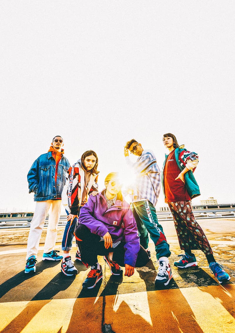 diadora より90年代の名作を現代シーンに再提案する “Rewind the tape” パックが登場 テニスシューズとして産声をあげたrebound aceと中長距離ランナーたちの足元を支えたn9002に当時の〈diadora〉を象徴する“あの選手”のDNAを注入 イタリアを代表するスポーツブランドとして、ストリートの重要ブランドやキーアカウントとも継続的にコラボレーションする〈diadora(ディアドラ)〉より、92年生まれの同期としてコアなスニーカーフリークたちから愛されてきたrebound aceとn9002のニューカラーがリリースされる。 取扱店舗などをお伝えする前に、伝統ある両モデルの歴史的背景に言及しておきたい。rebound aceは、Andre Agassi(アンドレ・アガシ)らとしのぎを削った90年代最強テニスプレーヤーとして名高いJim Courier(ジム・クーリエ)の大躍進を足元で支えていたテニスシューズ。一方のn9002は、中長距離用のランニングシューズとして誕生し、rebound aceと同じく衝撃吸収と反発性を兼備する当時の最先端テクノロジー“ダブルアクションシステム”を搭載していたことで、当時の契約アスリートたちから絶大な支持を集めていた。 本稿で紹介する各モデルはそのDNAを継承し、2018年春夏コレクションにライフスタイルモデルへと変貌を遂げて現世に蘇った。“Rewind the tape”とは“テープを巻き戻す”という意。今回リリースされるカラーリングは80年代から90年代にかけてアヤックスやACミランの得点源を担った稀代のオランダ人ストライカー、Marco van Basten(マルコ・ファン・バステン)が着用していたネイビー/オレンジのセットアップにインスパイアされており、トータルコーディネートができるようにジャケット&パンツも同時展開されることになる。 n9002は15,000円(税抜)で、取り扱いは『Billy’s ENT』、『Styles代官山』、『JOURNAL STANDARD(インシグニアブルー/ホワイトのみ)の3店舗。また、rebound aceは16,000円(税抜)で『Billy’s ENT』のみの販売となる。なお、ジャケットとパンツはそれぞ15,000円(税抜)、11,000円(税抜)となり、『BILLY’S ENT』と厳選された一部アカウントのみで展開。希少性が高く入手困難だろうが、何としても手に入れたい逸品である。
