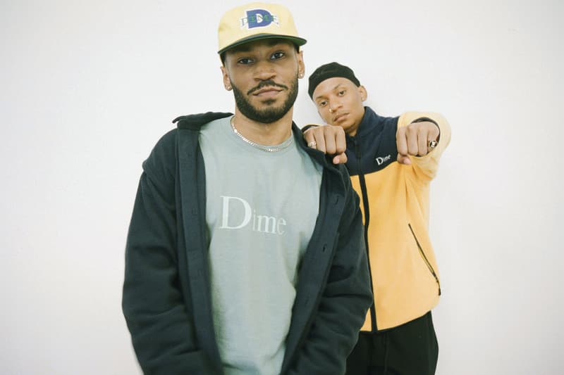 Dime が Kaytranada をモデルに起用した2018年秋冬コレクションのルックブックを公開 第1弾のデリバリーでは『ドラ◯ンボール』モチーフのTシャツからクラシックなフリースまでバランスの良いアイテム構成に モントリオールに本拠地を構えるスケートブランド〈Dime(ダイム)〉が、2018年秋コレクション第1弾をリリースする。季節的なものを考慮してか、今回のデリバリーではTシャツと今後のシーズンで重宝するアイテムがバランスよくラインアップ。Tシャツ類を見てみると、某老舗メゾンを彷彿とさせるブランドの定番ロゴはもちろんのこと、メッキ調のプリントや確実に『ドラ◯ンボール』にインスパイアされたであろう“WHISH”など、今季も〈Dime〉らしいアプローチのユニークなグラフィックが多数展開される。一方で、フリース、フィールドジャケット、フーディ、クルーネックなどもクラシカルで着回しやすい構成に。また、すでにお気付きの方もいるかと思うが、ルックブックには日本での来日公演も記憶に新しい、今をときめくカナダ育ちのプロデューサー Kaytranada(ケイトラナダ)が登場している。 〈Dime〉の2018年秋コレクション第1弾は、8月18日(現地時間)より発売開始。 あわせて、日本に先駆けて〈Supreme〉の2018年秋冬コレクションが立ち上げを迎えたニューヨークの発売日初日の様子もお見逃しなく。