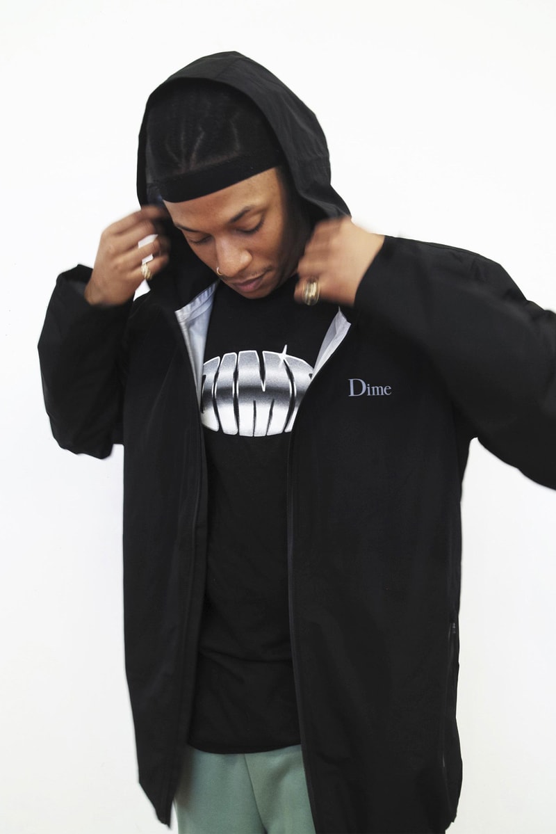 Dime が Kaytranada をモデルに起用した2018年秋冬コレクションのルックブックを公開  第1弾のデリバリーでは『ドラ◯ンボール』モチーフのTシャツからクラシックなフリースまでバランスの良いアイテム構成に モントリオールに本拠地を構えるスケートブランド〈Dime（ダイム）〉が、2018年秋コレクション第1弾をリリースする。季節的なものを考慮してか、今回のデリバリーではTシャツと今後のシーズンで重宝するアイテムがバランスよくラインアップ。Tシャツ類を見てみると、某老舗メゾンを彷彿とさせるブランドの定番ロゴはもちろんのこと、メッキ調のプリントや確実に『ドラ◯ンボール』にインスパイアされたであろう“WHISH”など、今季も〈Dime〉らしいアプローチのユニークなグラフィックが多数展開される。一方で、フリース、フィールドジャケット、フーディ、クルーネックなどもクラシカルで着回しやすい構成に。また、すでにお気付きの方もいるかと思うが、ルックブックには日本での来日公演も記憶に新しい、今をときめくカナダ育ちのプロデューサー Kaytranada（ケイトラナダ）が登場している。  〈Dime〉の2018年秋コレクション第1弾は、8月18日（現地時間）より発売開始。  あわせて、日本に先駆けて〈Supreme〉の2018年秋冬コレクションが立ち上げを迎えたニューヨークの発売日初日の様子もお見逃しなく。
