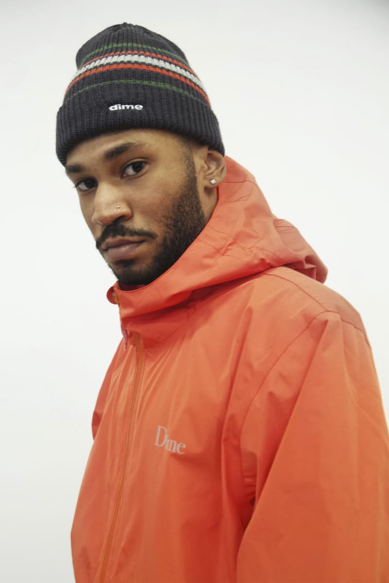 Dime が Kaytranada をモデルに起用した2018年秋冬コレクションのルックブックを公開  第1弾のデリバリーでは『ドラ◯ンボール』モチーフのTシャツからクラシックなフリースまでバランスの良いアイテム構成に モントリオールに本拠地を構えるスケートブランド〈Dime（ダイム）〉が、2018年秋コレクション第1弾をリリースする。季節的なものを考慮してか、今回のデリバリーではTシャツと今後のシーズンで重宝するアイテムがバランスよくラインアップ。Tシャツ類を見てみると、某老舗メゾンを彷彿とさせるブランドの定番ロゴはもちろんのこと、メッキ調のプリントや確実に『ドラ◯ンボール』にインスパイアされたであろう“WHISH”など、今季も〈Dime〉らしいアプローチのユニークなグラフィックが多数展開される。一方で、フリース、フィールドジャケット、フーディ、クルーネックなどもクラシカルで着回しやすい構成に。また、すでにお気付きの方もいるかと思うが、ルックブックには日本での来日公演も記憶に新しい、今をときめくカナダ育ちのプロデューサー Kaytranada（ケイトラナダ）が登場している。  〈Dime〉の2018年秋コレクション第1弾は、8月18日（現地時間）より発売開始。  あわせて、日本に先駆けて〈Supreme〉の2018年秋冬コレクションが立ち上げを迎えたニューヨークの発売日初日の様子もお見逃しなく。
