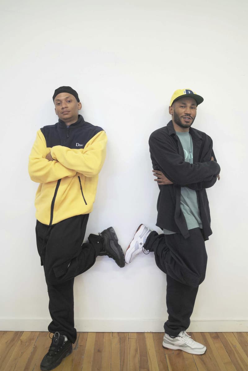 Dime が Kaytranada をモデルに起用した2018年秋冬コレクションのルックブックを公開  第1弾のデリバリーでは『ドラ◯ンボール』モチーフのTシャツからクラシックなフリースまでバランスの良いアイテム構成に モントリオールに本拠地を構えるスケートブランド〈Dime（ダイム）〉が、2018年秋コレクション第1弾をリリースする。季節的なものを考慮してか、今回のデリバリーではTシャツと今後のシーズンで重宝するアイテムがバランスよくラインアップ。Tシャツ類を見てみると、某老舗メゾンを彷彿とさせるブランドの定番ロゴはもちろんのこと、メッキ調のプリントや確実に『ドラ◯ンボール』にインスパイアされたであろう“WHISH”など、今季も〈Dime〉らしいアプローチのユニークなグラフィックが多数展開される。一方で、フリース、フィールドジャケット、フーディ、クルーネックなどもクラシカルで着回しやすい構成に。また、すでにお気付きの方もいるかと思うが、ルックブックには日本での来日公演も記憶に新しい、今をときめくカナダ育ちのプロデューサー Kaytranada（ケイトラナダ）が登場している。  〈Dime〉の2018年秋コレクション第1弾は、8月18日（現地時間）より発売開始。  あわせて、日本に先駆けて〈Supreme〉の2018年秋冬コレクションが立ち上げを迎えたニューヨークの発売日初日の様子もお見逃しなく。