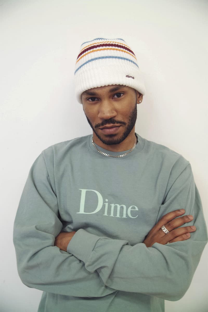 Dime が Kaytranada をモデルに起用した2018年秋冬コレクションのルックブックを公開  第1弾のデリバリーでは『ドラ◯ンボール』モチーフのTシャツからクラシックなフリースまでバランスの良いアイテム構成に モントリオールに本拠地を構えるスケートブランド〈Dime（ダイム）〉が、2018年秋コレクション第1弾をリリースする。季節的なものを考慮してか、今回のデリバリーではTシャツと今後のシーズンで重宝するアイテムがバランスよくラインアップ。Tシャツ類を見てみると、某老舗メゾンを彷彿とさせるブランドの定番ロゴはもちろんのこと、メッキ調のプリントや確実に『ドラ◯ンボール』にインスパイアされたであろう“WHISH”など、今季も〈Dime〉らしいアプローチのユニークなグラフィックが多数展開される。一方で、フリース、フィールドジャケット、フーディ、クルーネックなどもクラシカルで着回しやすい構成に。また、すでにお気付きの方もいるかと思うが、ルックブックには日本での来日公演も記憶に新しい、今をときめくカナダ育ちのプロデューサー Kaytranada（ケイトラナダ）が登場している。  〈Dime〉の2018年秋コレクション第1弾は、8月18日（現地時間）より発売開始。  あわせて、日本に先駆けて〈Supreme〉の2018年秋冬コレクションが立ち上げを迎えたニューヨークの発売日初日の様子もお見逃しなく。