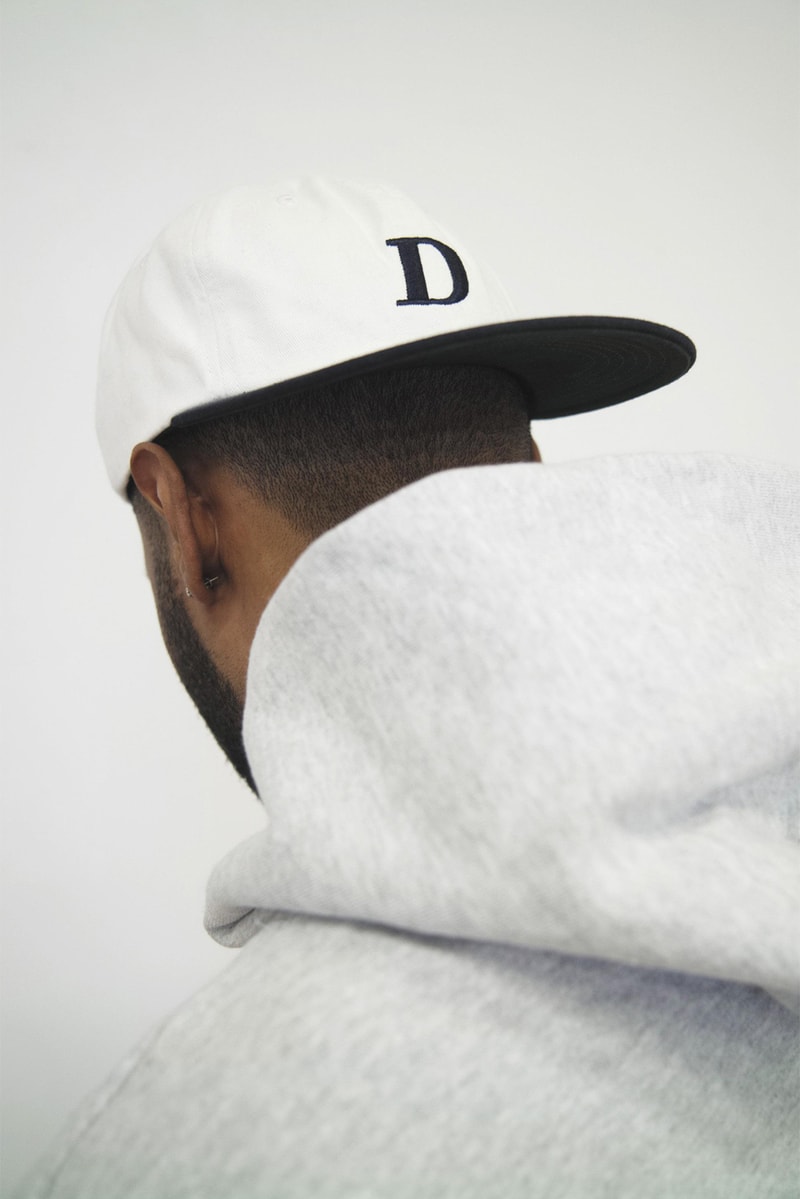 Dime が Kaytranada をモデルに起用した2018年秋冬コレクションのルックブックを公開  第1弾のデリバリーでは『ドラ◯ンボール』モチーフのTシャツからクラシックなフリースまでバランスの良いアイテム構成に モントリオールに本拠地を構えるスケートブランド〈Dime（ダイム）〉が、2018年秋コレクション第1弾をリリースする。季節的なものを考慮してか、今回のデリバリーではTシャツと今後のシーズンで重宝するアイテムがバランスよくラインアップ。Tシャツ類を見てみると、某老舗メゾンを彷彿とさせるブランドの定番ロゴはもちろんのこと、メッキ調のプリントや確実に『ドラ◯ンボール』にインスパイアされたであろう“WHISH”など、今季も〈Dime〉らしいアプローチのユニークなグラフィックが多数展開される。一方で、フリース、フィールドジャケット、フーディ、クルーネックなどもクラシカルで着回しやすい構成に。また、すでにお気付きの方もいるかと思うが、ルックブックには日本での来日公演も記憶に新しい、今をときめくカナダ育ちのプロデューサー Kaytranada（ケイトラナダ）が登場している。  〈Dime〉の2018年秋コレクション第1弾は、8月18日（現地時間）より発売開始。  あわせて、日本に先駆けて〈Supreme〉の2018年秋冬コレクションが立ち上げを迎えたニューヨークの発売日初日の様子もお見逃しなく。