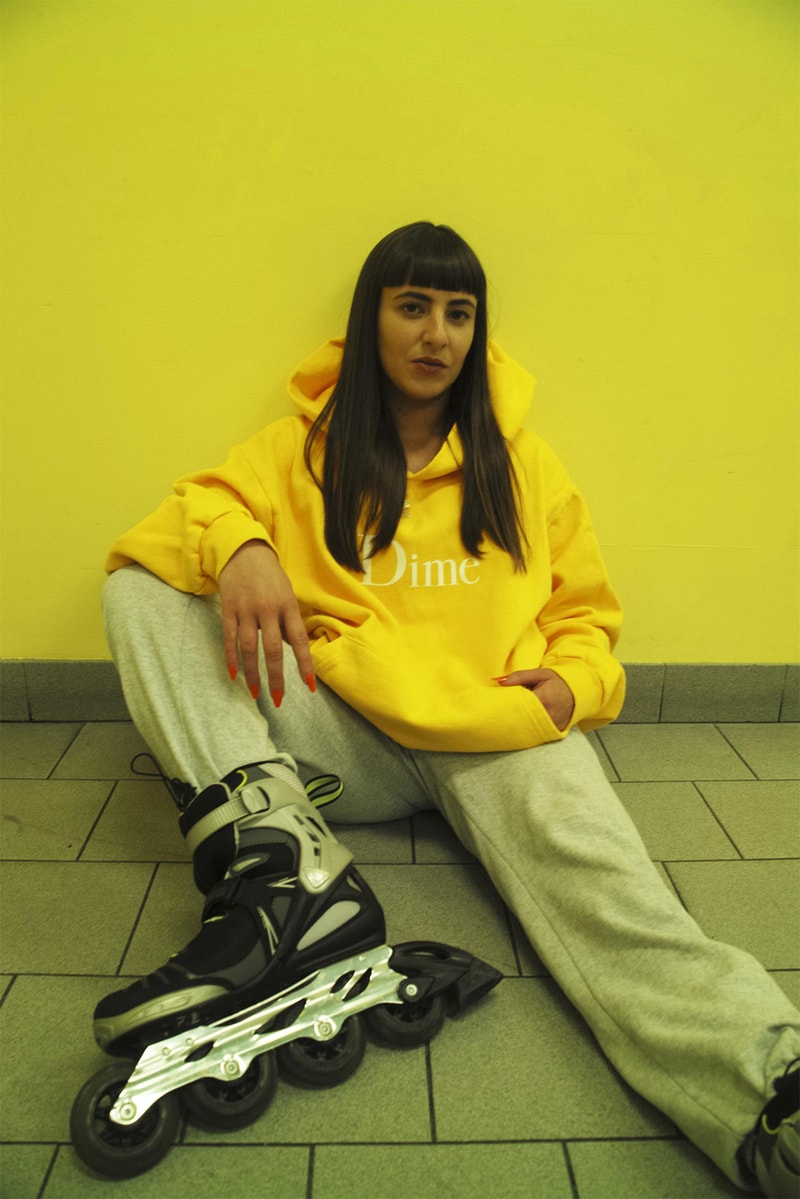 Dime が Kaytranada をモデルに起用した2018年秋冬コレクションのルックブックを公開  第1弾のデリバリーでは『ドラ◯ンボール』モチーフのTシャツからクラシックなフリースまでバランスの良いアイテム構成に モントリオールに本拠地を構えるスケートブランド〈Dime（ダイム）〉が、2018年秋コレクション第1弾をリリースする。季節的なものを考慮してか、今回のデリバリーではTシャツと今後のシーズンで重宝するアイテムがバランスよくラインアップ。Tシャツ類を見てみると、某老舗メゾンを彷彿とさせるブランドの定番ロゴはもちろんのこと、メッキ調のプリントや確実に『ドラ◯ンボール』にインスパイアされたであろう“WHISH”など、今季も〈Dime〉らしいアプローチのユニークなグラフィックが多数展開される。一方で、フリース、フィールドジャケット、フーディ、クルーネックなどもクラシカルで着回しやすい構成に。また、すでにお気付きの方もいるかと思うが、ルックブックには日本での来日公演も記憶に新しい、今をときめくカナダ育ちのプロデューサー Kaytranada（ケイトラナダ）が登場している。  〈Dime〉の2018年秋コレクション第1弾は、8月18日（現地時間）より発売開始。  あわせて、日本に先駆けて〈Supreme〉の2018年秋冬コレクションが立ち上げを迎えたニューヨークの発売日初日の様子もお見逃しなく。
