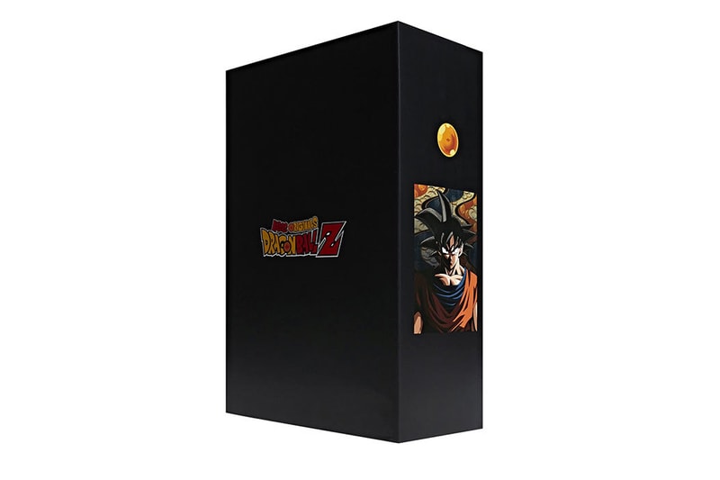 adidas x『ドラゴンボール』のシューズボックスのデザインがリーク 情報源によると、スニーカーには各キャラクターのフィギュアが付属でついてくるとのこと まもなくの発売が噂されている〈adidas（アディダス）〉と『ドラゴンボール』のコラボレーションだが、リリースに先駆けて悟空とフリーザモデルのシューズボックスのデザインがリークされた。ソリッドなブラックの箱に〈adidas Originals〉と『ドラゴンボール』のスペシャルロゴが配されたボックスの側面には、各キャラクターのグラフィックをプリント。また、情報源の「Sole Savy」によると、各シューズにはそのキャラクターのフィギュアが同梱されるという。  未だにオフィシャル情報はないものの、リリースはそう遠くはないはず。この機会に、ボックスデザインが明らかになったZX500 RM “Goku”とYung 1 “Frieza”のビジュアルもチェックしておこう。