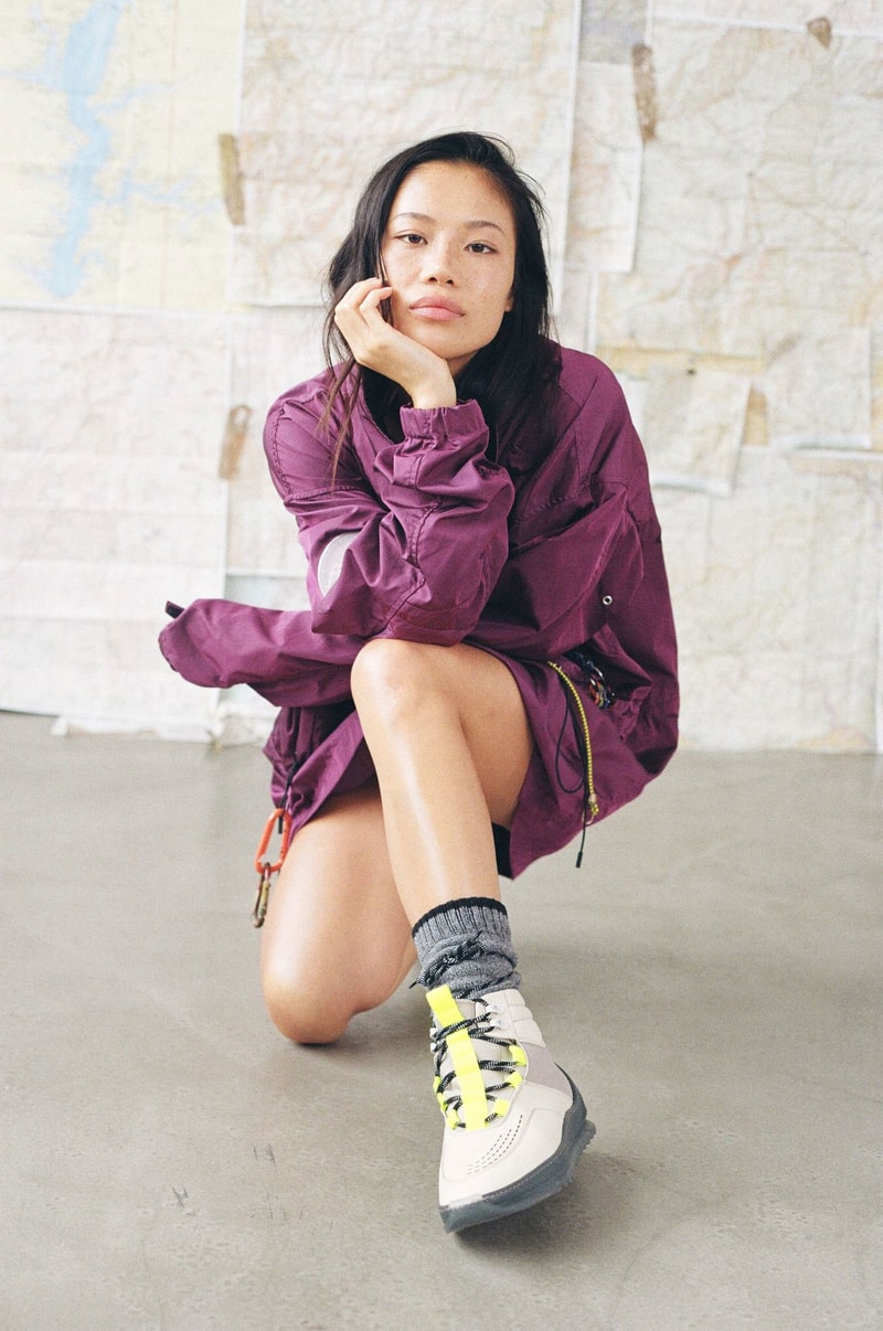 建築的美学をプロダクトへと落とし込む Filling Pieces の2018年秋冬コレクション ラグジュアリーとスポーツを中間地点から繋ぎ合わせる欧州ストリートの注目レーベルがスニーカーブランドからトータルブランドへと変貌を遂げる オランダ・アムステルダム発の〈Filling Pieces(フィリング ピース)〉、建築学を背景に持つGuillaume Philibert(ギョーム・フィリベール)が若干19歳の時に設立した同ブランドは、ラグジュアリーと〈Nike(ナイキ)〉や〈adidas(アディダス)〉に象徴されるスポーツブランドのちょうど中間に当たるハイエンドスニーカーで着実に評価を高め、今では最も注目すべき欧州ブランドのひとつにもリストアップされている。 そんな有力リテーラーのバイヤー陣も熱視線を送る〈FP〉が、2018年秋冬コレクションをローンチ。スニーカーブランドからトータルストリートブランドへと変貌を遂げた新シーズンは、“off the Grid”と題し、天候や自然が牙をむく状況下を想定してたものづくりを行なっている。身の危険を感じる体験やあまり旅客の通らないような道を着想元に、その裏には自分の可能性を解き放ち、心の中にあるバリアを破ってほしいという想いが込められている。 スポーツアイテムの持つ機能性を踏襲し、素材やパターンなどでラグジュアリーなひねりを加えたジャケット&パンツのセットアップや、大胆な切り替えしが目を引くトレンチコートなど、Guillaumeのクリエイティビティが随所から滲み出る〈Filling Pieces〉の最新コレクションは、公式オンラインストアを含む一部取扱店舗より購入可能なので、上のフォトギャラリーから気になるアイテムを探してみてはいかがだろうか。 この機会に、〈FP〉を象徴するシューズのデザインプロセスや日本とオランダのシーンの違いなどを語るGuillaumeのインタビュー記事をプレイバックしてみてはいかが?