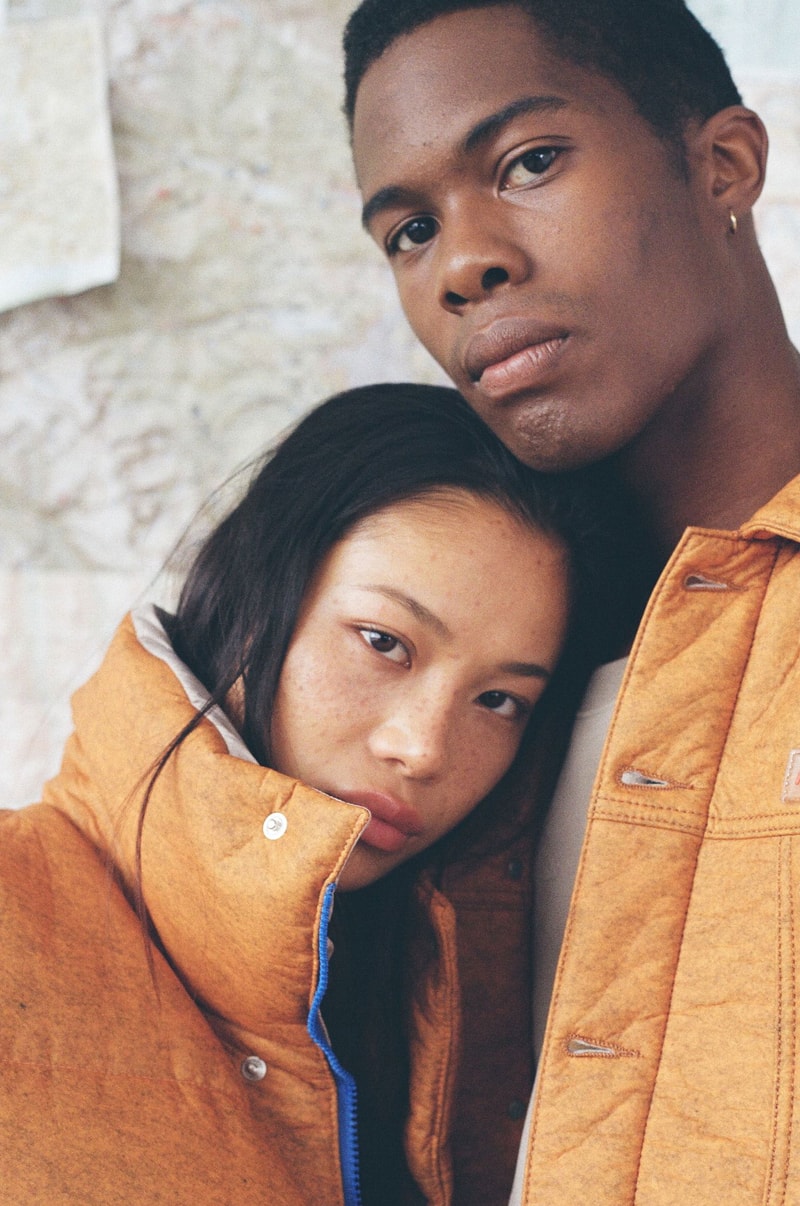 建築的美学をプロダクトへと落とし込む Filling Pieces の2018年秋冬コレクション ラグジュアリーとスポーツを中間地点から繋ぎ合わせる欧州ストリートの注目レーベルがスニーカーブランドからトータルブランドへと変貌を遂げる オランダ・アムステルダム発の〈Filling Pieces(フィリング ピース)〉、建築学を背景に持つGuillaume Philibert(ギョーム・フィリベール)が若干19歳の時に設立した同ブランドは、ラグジュアリーと〈Nike(ナイキ)〉や〈adidas(アディダス)〉に象徴されるスポーツブランドのちょうど中間に当たるハイエンドスニーカーで着実に評価を高め、今では最も注目すべき欧州ブランドのひとつにもリストアップされている。 そんな有力リテーラーのバイヤー陣も熱視線を送る〈FP〉が、2018年秋冬コレクションをローンチ。スニーカーブランドからトータルストリートブランドへと変貌を遂げた新シーズンは、“off the Grid”と題し、天候や自然が牙をむく状況下を想定してたものづくりを行なっている。身の危険を感じる体験やあまり旅客の通らないような道を着想元に、その裏には自分の可能性を解き放ち、心の中にあるバリアを破ってほしいという想いが込められている。 スポーツアイテムの持つ機能性を踏襲し、素材やパターンなどでラグジュアリーなひねりを加えたジャケット&パンツのセットアップや、大胆な切り替えしが目を引くトレンチコートなど、Guillaumeのクリエイティビティが随所から滲み出る〈Filling Pieces〉の最新コレクションは、公式オンラインストアを含む一部取扱店舗より購入可能なので、上のフォトギャラリーから気になるアイテムを探してみてはいかがだろうか。 この機会に、〈FP〉を象徴するシューズのデザインプロセスや日本とオランダのシーンの違いなどを語るGuillaumeのインタビュー記事をプレイバックしてみてはいかが?