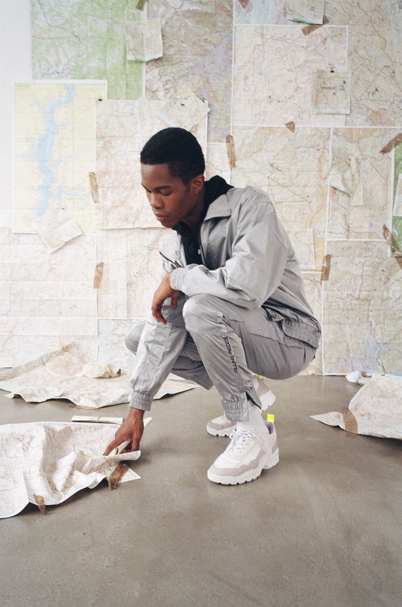 建築的美学をプロダクトへと落とし込む Filling Pieces の2018年秋冬コレクション ラグジュアリーとスポーツを中間地点から繋ぎ合わせる欧州ストリートの注目レーベルがスニーカーブランドからトータルブランドへと変貌を遂げる オランダ・アムステルダム発の〈Filling Pieces(フィリング ピース)〉、建築学を背景に持つGuillaume Philibert(ギョーム・フィリベール)が若干19歳の時に設立した同ブランドは、ラグジュアリーと〈Nike(ナイキ)〉や〈adidas(アディダス)〉に象徴されるスポーツブランドのちょうど中間に当たるハイエンドスニーカーで着実に評価を高め、今では最も注目すべき欧州ブランドのひとつにもリストアップされている。 そんな有力リテーラーのバイヤー陣も熱視線を送る〈FP〉が、2018年秋冬コレクションをローンチ。スニーカーブランドからトータルストリートブランドへと変貌を遂げた新シーズンは、“off the Grid”と題し、天候や自然が牙をむく状況下を想定してたものづくりを行なっている。身の危険を感じる体験やあまり旅客の通らないような道を着想元に、その裏には自分の可能性を解き放ち、心の中にあるバリアを破ってほしいという想いが込められている。 スポーツアイテムの持つ機能性を踏襲し、素材やパターンなどでラグジュアリーなひねりを加えたジャケット&パンツのセットアップや、大胆な切り替えしが目を引くトレンチコートなど、Guillaumeのクリエイティビティが随所から滲み出る〈Filling Pieces〉の最新コレクションは、公式オンラインストアを含む一部取扱店舗より購入可能なので、上のフォトギャラリーから気になるアイテムを探してみてはいかがだろうか。 この機会に、〈FP〉を象徴するシューズのデザインプロセスや日本とオランダのシーンの違いなどを語るGuillaumeのインタビュー記事をプレイバックしてみてはいかが?