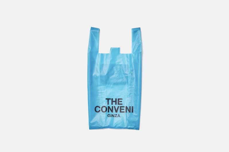 藤原ヒロシの新コンセプトストア THE CONVENI がオリジナルアイテムを続々と発表 ビニール傘に乾電池、うまい棒やスイーツ型キャンドルなど、コンビニの名にふさわしいユニークなラインアップに 藤原ヒロシが仕掛ける『THE CONVENI(ザ・コンビニ)』がオープンを目前に控え、遂に販売する商品を続々と公開し始めた。そのラインアップはコンビニというコンセプトに沿ったユニークな構成になっている。カラーパレットは『THE CONVENI』のロゴにも使用されていたライトブルー、ピンク、イエロー、ブラックの全4色を採用。ショッパーやショルダーバッグはもちろん、お土産としてカップやお皿、ライターなども用意されたほか、ビニール傘、乾電池という緊急時に重宝するアイテムもリリースされることになりそうだ。また、TシャツやBE@RBRICKといったコレクターの購買意欲を駆り立てるファッション系のプロダクトに加え、うまい棒の40本パックやスイーツ型キャンドルなど、HFらしい斬新なアプローチのものも。 『THE CONVENI』の各種オリジナルアイテムは、オープン日の8月9日(木)より店舗ならびにオンラインストアにて発売。商品画像については、上のフォトギャラリーからご確認を。 ちなみに、限定ノベルティの交換に必要な『THE CONVENI』のアプリはもうインストール済み?