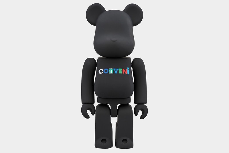 藤原ヒロシの新コンセプトストア THE CONVENI がオリジナルアイテムを続々と発表 ビニール傘に乾電池、うまい棒やスイーツ型キャンドルなど、コンビニの名にふさわしいユニークなラインアップに 藤原ヒロシが仕掛ける『THE CONVENI（ザ・コンビニ）』がオープンを目前に控え、遂に販売する商品を続々と公開し始めた。そのラインアップはコンビニというコンセプトに沿ったユニークな構成になっている。カラーパレットは『THE CONVENI』のロゴにも使用されていたライトブルー、ピンク、イエロー、ブラックの全4色を採用。ショッパーやショルダーバッグはもちろん、お土産としてカップやお皿、ライターなども用意されたほか、ビニール傘、乾電池という緊急時に重宝するアイテムもリリースされることになりそうだ。また、TシャツやBE@RBRICKといったコレクターの購買意欲を駆り立てるファッション系のプロダクトに加え、うまい棒の40本パックやスイーツ型キャンドルなど、HFらしい斬新なアプローチのものも。  『THE CONVENI』の各種オリジナルアイテムは、オープン日の8月9日（木）より店舗ならびにオンラインストアにて発売。商品画像については、上のフォトギャラリーからご確認を。  ちなみに、限定ノベルティの交換に必要な『THE CONVENI』のアプリはもうインストール済み？
