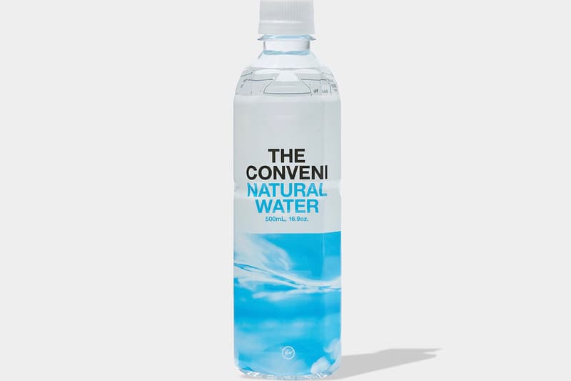 藤原ヒロシの新コンセプトストア THE CONVENI がオリジナルアイテムを続々と発表 ビニール傘に乾電池、うまい棒やスイーツ型キャンドルなど、コンビニの名にふさわしいユニークなラインアップに 藤原ヒロシが仕掛ける『THE CONVENI(ザ・コンビニ)』がオープンを目前に控え、遂に販売する商品を続々と公開し始めた。そのラインアップはコンビニというコンセプトに沿ったユニークな構成になっている。カラーパレットは『THE CONVENI』のロゴにも使用されていたライトブルー、ピンク、イエロー、ブラックの全4色を採用。ショッパーやショルダーバッグはもちろん、お土産としてカップやお皿、ライターなども用意されたほか、ビニール傘、乾電池という緊急時に重宝するアイテムもリリースされることになりそうだ。また、TシャツやBE@RBRICKといったコレクターの購買意欲を駆り立てるファッション系のプロダクトに加え、うまい棒の40本パックやスイーツ型キャンドルなど、HFらしい斬新なアプローチのものも。 『THE CONVENI』の各種オリジナルアイテムは、オープン日の8月9日(木)より店舗ならびにオンラインストアにて発売。商品画像については、上のフォトギャラリーからご確認を。 ちなみに、限定ノベルティの交換に必要な『THE CONVENI』のアプリはもうインストール済み?
