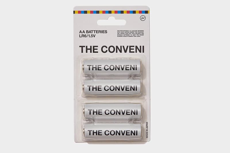 藤原ヒロシの新コンセプトストア THE CONVENI がオリジナルアイテムを続々と発表 ビニール傘に乾電池、うまい棒やスイーツ型キャンドルなど、コンビニの名にふさわしいユニークなラインアップに 藤原ヒロシが仕掛ける『THE CONVENI(ザ・コンビニ)』がオープンを目前に控え、遂に販売する商品を続々と公開し始めた。そのラインアップはコンビニというコンセプトに沿ったユニークな構成になっている。カラーパレットは『THE CONVENI』のロゴにも使用されていたライトブルー、ピンク、イエロー、ブラックの全4色を採用。ショッパーやショルダーバッグはもちろん、お土産としてカップやお皿、ライターなども用意されたほか、ビニール傘、乾電池という緊急時に重宝するアイテムもリリースされることになりそうだ。また、TシャツやBE@RBRICKといったコレクターの購買意欲を駆り立てるファッション系のプロダクトに加え、うまい棒の40本パックやスイーツ型キャンドルなど、HFらしい斬新なアプローチのものも。 『THE CONVENI』の各種オリジナルアイテムは、オープン日の8月9日(木)より店舗ならびにオンラインストアにて発売。商品画像については、上のフォトギャラリーからご確認を。 ちなみに、限定ノベルティの交換に必要な『THE CONVENI』のアプリはもうインストール済み?