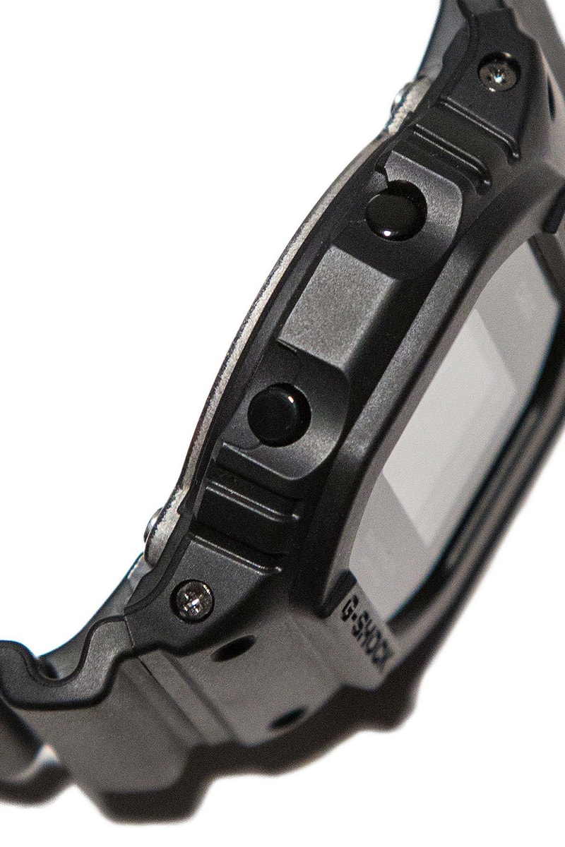 G-SHOCK x BEAUTY&YOUTH からオールブラックの別注 DW-5600E-1 が登場 徹底してモノトーンにこだわったありそうでなかった『B&Y』の意欲作は購入して損なし 精神的な美、永続的な若さをコンセプトに都会的なスタイルを提案し続ける『BEAUTY&YOUTH（ビューティアンドユース）』が、設立35周年を迎えた唯一無二のタフネスウォッチメーカー〈G-SHOCK（ジーショック）〉をパートナーに招聘し、スクエアケースを採用した説明不要の定番 DW-5600の別注モデルを製作した。堅牢感漂うソリッドな仕上がりの本作は、尾錠に至るまでIP加工を施し、徹底してモノトーンにこだわった『B&Y』の意欲作である。また、ELバックライトを搭載した文字盤をネガティブ液晶にすることで精悍さが増加。まさに両者のデザイン美学が融合した逸品だけに、購入しなければ後々後悔しそうである。  『BEAUTY&YOUTH』x〈G-SHOCK〉のDW-5600E-1は13,500円（税込）で、現在『BEAUTY&YOUTH』のオンラインストアで先行予約を受付中。9月7日（金）には一般リリースとなるが、筆者的には早めのオーダーをオススメしたい。  『HYPEBEAST』がお届けするその他の最新ファッションニュースは、こちらから。 United Arrows