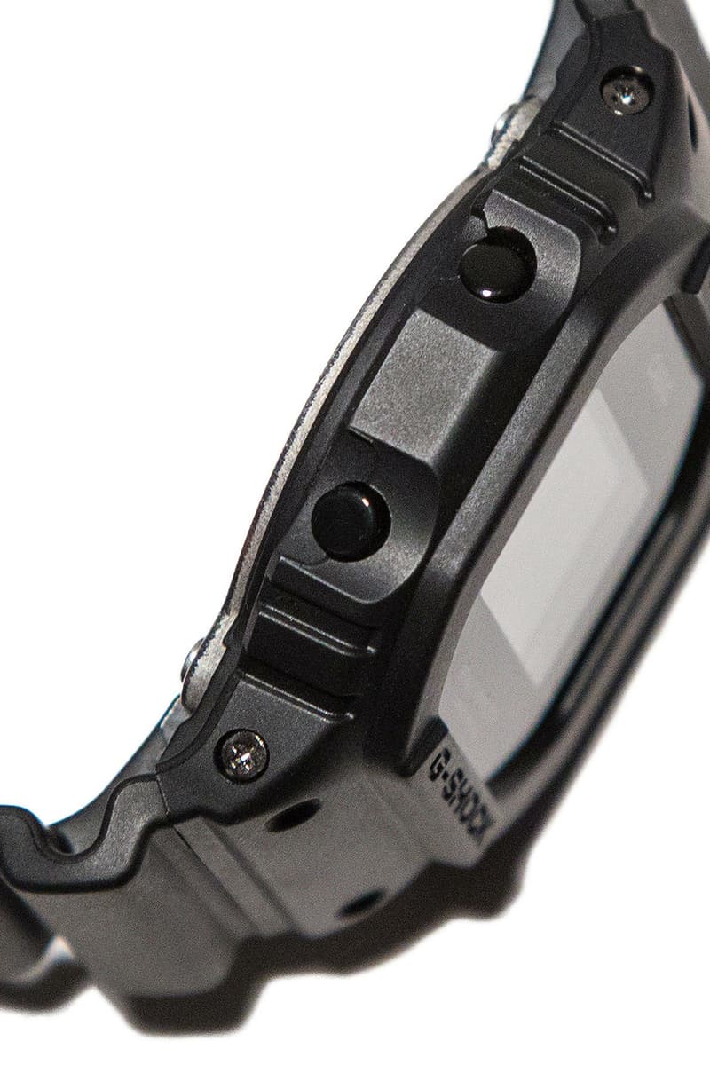 G-SHOCK x BEAUTY&YOUTH からオールブラックの別注 DW-5600E-1 が登場 徹底してモノトーンにこだわったありそうでなかった『B&Y』の意欲作は購入して損なし 精神的な美、永続的な若さをコンセプトに都会的なスタイルを提案し続ける『BEAUTY&YOUTH(ビューティアンドユース)』が、設立35周年を迎えた唯一無二のタフネスウォッチメーカー〈G-SHOCK(ジーショック)〉をパートナーに招聘し、スクエアケースを採用した説明不要の定番 DW-5600の別注モデルを製作した。堅牢感漂うソリッドな仕上がりの本作は、尾錠に至るまでIP加工を施し、徹底してモノトーンにこだわった『B&Y』の意欲作である。また、ELバックライトを搭載した文字盤をネガティブ液晶にすることで精悍さが増加。まさに両者のデザイン美学が融合した逸品だけに、購入しなければ後々後悔しそうである。 『BEAUTY&YOUTH』x〈G-SHOCK〉のDW-5600E-1は13,500円(税込)で、現在『BEAUTY&YOUTH』のオンラインストアで先行予約を受付中。9月7日(金)には一般リリースとなるが、筆者的には早めのオーダーをオススメしたい。 『HYPEBEAST』がお届けするその他の最新ファッションニュースは、こちらから。 United Arrows