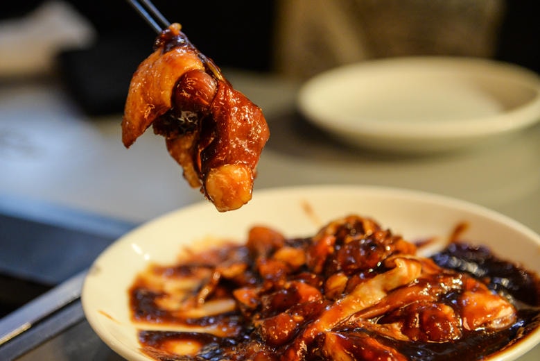 藤原ヒロシ監修のレストラン CHICKEN KITCHEN が復活？ 中目黒の『Beef Kitchen』と〈fragment design〉が再び手を組み、期間限定で絶品鶏料理を提供か 『THE CONVENI』の動向に注目が集まる藤原ヒロシだが、その合間に見逃し厳禁な情報が挟み込まれていた。  「9.13」とだけコメントが添えられたInstagramの投稿は、『CHICKEN KITCHEN（チキン キッチン）』のもの。『CHICKEN KITCHEN』とは遡ること2015年、藤原ヒロシが主宰する〈fragment design（フラグメント デザイン）〉と中目黒の人気焼肉店『Beef Kitchen』が手を組み、期間限定で鶏料理を提供したポップアップレストランである。『Beef Kitchen』にとって、今年はオープンから10年目を迎える節目の1年であることから、それを祝う企画であると推測できなくもなく、Vincent van Gogh（フィンセント・ファン・ゴッホ）の“白い花瓶のアイリスの花”、“ひまわり”、“糸杉のある麦畑”を使用しているのも気になるところ。  現状、これ以上の情報はないが、恐らく9月13日（木）に何かしらのアクションがあるはず。『THE CONVENI』の追加情報も含め、しばらくはHFの動向から目が離せそうになさそうだ。  ちなみに、限定ノベルティの交換に必要な『THE CONVENI』のアプリはもうインストール済み？