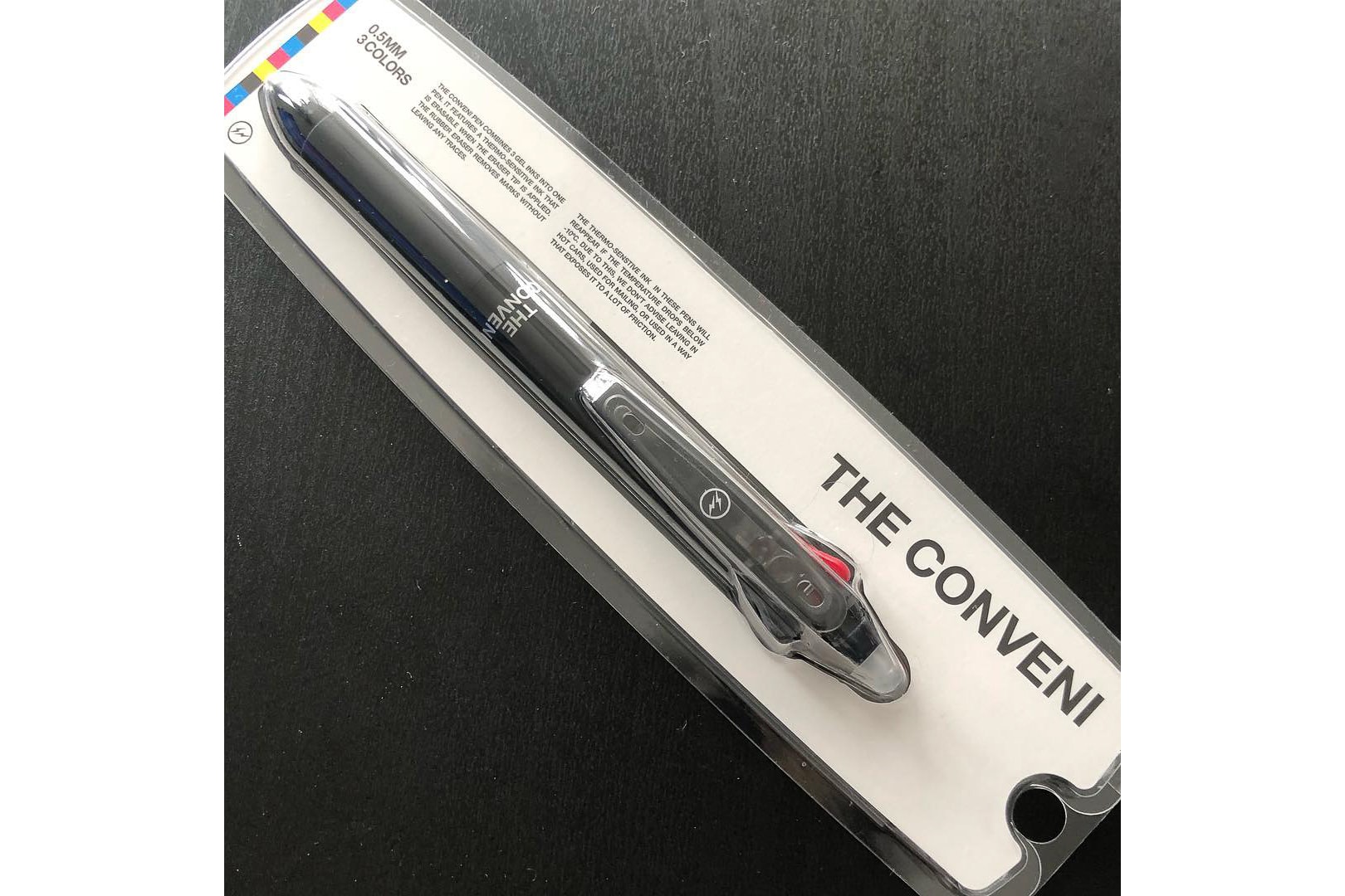 藤原ヒロシが THE CONVENI の3色ボールペンをセルフリーク  細さは0.5mm、クリップ部分には〈fragment design〉のロゴをセット 『THE CONVENI』のオープンを目前に控え、最終調整で忙しない毎日を過ごしている藤原ヒロシが、同コンセプトストアで販売すると思われる商品をInstagramで初公開した。その投稿に写り込んでいるのは、コンビニのステーショナリーエリアで必ず販売されている3色ボールペン。ケースを見るにボールペンの細さは0.5mmで、ボディの中央には『THE CONVENI』のロゴ、クリップ部分には〈fragment design（フラグメント デザイン）〉のサンダーロゴが配置されている。  しかし、これが実際に店頭/オンラインで販売されるものなのか、ポイントで交換できるノベルティなのかは現状不明。オープンまでは引き続き、@fujiwarahiroshiの動向をいつも以上に注視していく必要がありそうだ。  あわせて、公式サイト『theconveni.com』で解禁された『THE CONVENI』の新情報もお見逃しなく。