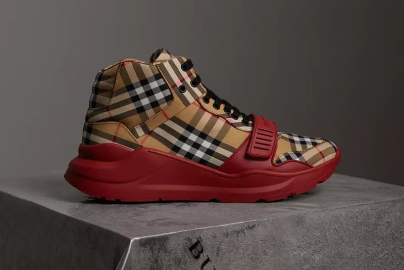 Burberry がヴィンテージチェックのハイカットスニーカーをリリース 抜群の存在感を放ち、新生〈Burberry〉のアティチュードを感じさせる一足 〈Gosha Rubchinskiy(ゴーシャ ラブチンスキー)〉とのコラボレーションやRiccardo Tisci(リカルド・ティッシ)のデザイナー就任により、ファッション界における注目度がうなぎのぼりの〈Burberry(バーバリー)〉から、ブランドの象徴であるヴィンテージチェックを纏ったハイカットスニーカーが登場。ランウェイでも抜群の存在感を放っていた本作は、現代のトレンドにハマるチャンキーなソールを搭載し、バーバリーチェックと厚みのあるレッドのトレッドのコントラストが印象的。また、トゥ部分にはベルクロタブを配備し、かかとには〈Burberry〉のロゴがエンボス加工されている。 ブランドのアイデンティティと未来へのアティチュードを感じさせるヴィンテージチェック ハイカットスニーカーは、現在『jp.burberry.com』において84,240円(税込)で販売中だ。 ちなみに、昨夜発表された〈Burberry〉の新しいブランドロゴとモノグラムはもうチェック済み?