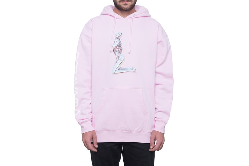 HUF x 空⼭基のコラボコレクションのアイテム一覧が解禁 〈HUF（ハフ）〉がセクシーロボットのイラストレーションで世界的に知られるエアブラシ技法のパイオニア、空⼭基をパートナーに招聘し、コラボコレクションを制作。そして、『HYPEBEAST』の元に、注目のダブルネームのアイテム一覧が到着した。  本コレクションでは、空⼭氏の象徴であるレトロなピンナップ・ガールを彷彿とさせる⾊気と未来的バイオメカニック・ファンタジーの世界を融合させたエロティックな⼥性型ロボットのグラフィックをフィーチャーし、バックプリント入りのアノラック、両袖プリントのL/S Tシャツ、各種Tシャツなど計6型を展開。どれも買い逃し厳禁ではあるが、筆者としては〈HUF〉のトリプルトライアングルの中央にクローム質感の⼥性像を乗せたタイダイのTシャツをプッシュしたい。  “HUF x SORAYAMA”コレクションは、8月8日（水）より〈HUF〉の国内各店舗ならびにオンラインストアにて発売開始。ラインアップは上のフォトギャラリーからご確認を。  あわせて、東京のカウンターカルチャーに敬意を表した〈HUF〉の2018年秋コレクション“The Last Resort”もチェックしてみてはいかがだろうか。