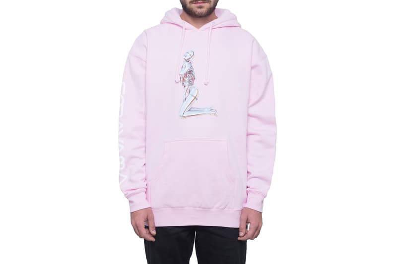 HUF x 空⼭基のコラボコレクションのアイテム一覧が解禁 〈HUF(ハフ)〉がセクシーロボットのイラストレーションで世界的に知られるエアブラシ技法のパイオニア、空⼭基をパートナーに招聘し、コラボコレクションを制作。そして、『HYPEBEAST』の元に、注目のダブルネームのアイテム一覧が到着した。 本コレクションでは、空⼭氏の象徴であるレトロなピンナップ・ガールを彷彿とさせる⾊気と未来的バイオメカニック・ファンタジーの世界を融合させたエロティックな⼥性型ロボットのグラフィックをフィーチャーし、バックプリント入りのアノラック、両袖プリントのL/S Tシャツ、各種Tシャツなど計6型を展開。どれも買い逃し厳禁ではあるが、筆者としては〈HUF〉のトリプルトライアングルの中央にクローム質感の⼥性像を乗せたタイダイのTシャツをプッシュしたい。 “HUF x SORAYAMA”コレクションは、8月8日(水)より〈HUF〉の国内各店舗ならびにオンラインストアにて発売開始。ラインアップは上のフォトギャラリーからご確認を。 あわせて、東京のカウンターカルチャーに敬意を表した〈HUF〉の2018年秋コレクション“The Last Resort”もチェックしてみてはいかがだろうか。
