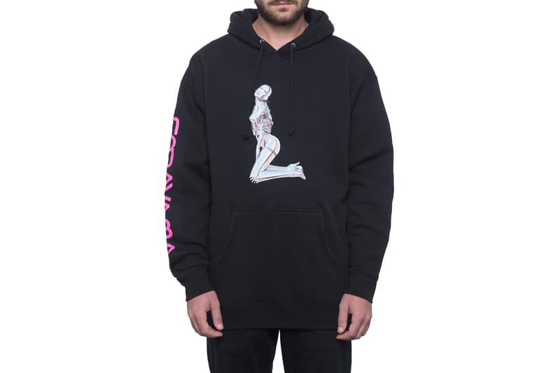 HUF x 空⼭基のコラボコレクションのアイテム一覧が解禁 〈HUF(ハフ)〉がセクシーロボットのイラストレーションで世界的に知られるエアブラシ技法のパイオニア、空⼭基をパートナーに招聘し、コラボコレクションを制作。そして、『HYPEBEAST』の元に、注目のダブルネームのアイテム一覧が到着した。 本コレクションでは、空⼭氏の象徴であるレトロなピンナップ・ガールを彷彿とさせる⾊気と未来的バイオメカニック・ファンタジーの世界を融合させたエロティックな⼥性型ロボットのグラフィックをフィーチャーし、バックプリント入りのアノラック、両袖プリントのL/S Tシャツ、各種Tシャツなど計6型を展開。どれも買い逃し厳禁ではあるが、筆者としては〈HUF〉のトリプルトライアングルの中央にクローム質感の⼥性像を乗せたタイダイのTシャツをプッシュしたい。 “HUF x SORAYAMA”コレクションは、8月8日(水)より〈HUF〉の国内各店舗ならびにオンラインストアにて発売開始。ラインアップは上のフォトギャラリーからご確認を。 あわせて、東京のカウンターカルチャーに敬意を表した〈HUF〉の2018年秋コレクション“The Last Resort”もチェックしてみてはいかがだろうか。