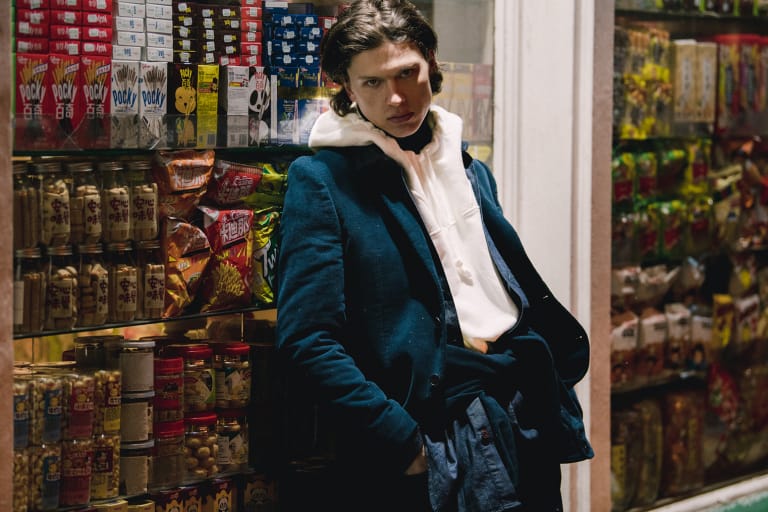 雪降るロンドンのストリートで撮影した Katharine Hamnett 2018年秋冬ルックブック