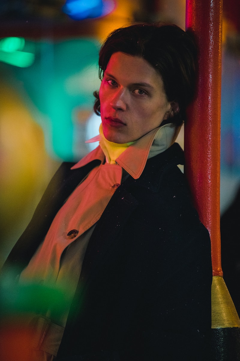 雪降るロンドンのストリートで撮影した Katharine Hamnett 2018年秋冬ルックブック 大胆でインパクトのあるテーラリングが光る新生〈Katharine Hamnett〉の最新コレクションにクローズアップ 1970年代よりUKファッションシーンを牽引する〈Katharine Hamnett（キャサリン・ハムネット）〉が、2018年秋冬ルックブックを提げ、シーンへ舞い戻ってきた。ロンドンのチャイナタウンを舞台に、雪の降るストリートの中で撮影されたフォトセットでは、はニュートラルな色味のツイードやイタリア産100％オーガニックコットンのモールスキンを使用したHamnettらしい強いインパクト且つ大胆な作りのテーラリングが際立っている。  Hamnettは昨年のインタビューの中で、80年代と今日におけるブランドの違いについて言及し、「私はこれをある種の革命だと思っています。アーカイブのシルエットを再考しているから〈Katharine Hamnett〉の80年代の空気感を感じられるはずだけど、同時に現代的なひねりも加えました」とコメントしていた。洗練されていて、サステイナブルで、なおかつ前衛的でもあり、そこにはメッセージ性が込められている。最新コレクションは〈Katharine Hamnett〉が確立した哲学が、現代でも、今後も決して色褪せることを証明するものと言えるだろう。  2018年秋冬コレクションの世界観を色濃く反映した〈Katharine Hamnett〉のルックブックは、上のフォトギャラリーからご確認を。  この機会に、〈Katharine Hamnett〉がリローンチを遂げた際に敢行したインタビュー記事をプレイバックしてみてはいかがだろうか？