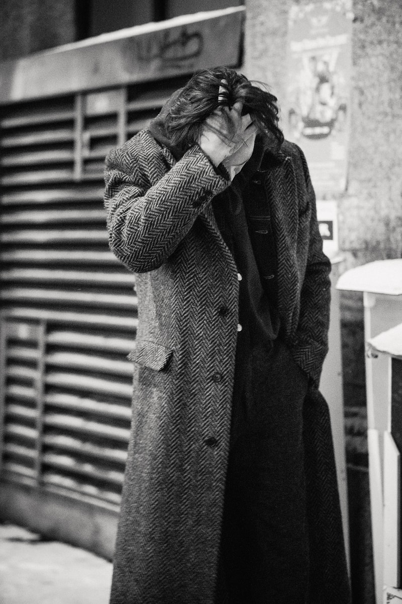 雪降るロンドンのストリートで撮影した Katharine Hamnett 2018年秋冬ルックブック 大胆でインパクトのあるテーラリングが光る新生〈Katharine Hamnett〉の最新コレクションにクローズアップ 1970年代よりUKファッションシーンを牽引する〈Katharine Hamnett（キャサリン・ハムネット）〉が、2018年秋冬ルックブックを提げ、シーンへ舞い戻ってきた。ロンドンのチャイナタウンを舞台に、雪の降るストリートの中で撮影されたフォトセットでは、はニュートラルな色味のツイードやイタリア産100％オーガニックコットンのモールスキンを使用したHamnettらしい強いインパクト且つ大胆な作りのテーラリングが際立っている。  Hamnettは昨年のインタビューの中で、80年代と今日におけるブランドの違いについて言及し、「私はこれをある種の革命だと思っています。アーカイブのシルエットを再考しているから〈Katharine Hamnett〉の80年代の空気感を感じられるはずだけど、同時に現代的なひねりも加えました」とコメントしていた。洗練されていて、サステイナブルで、なおかつ前衛的でもあり、そこにはメッセージ性が込められている。最新コレクションは〈Katharine Hamnett〉が確立した哲学が、現代でも、今後も決して色褪せることを証明するものと言えるだろう。  2018年秋冬コレクションの世界観を色濃く反映した〈Katharine Hamnett〉のルックブックは、上のフォトギャラリーからご確認を。  この機会に、〈Katharine Hamnett〉がリローンチを遂げた際に敢行したインタビュー記事をプレイバックしてみてはいかがだろうか？