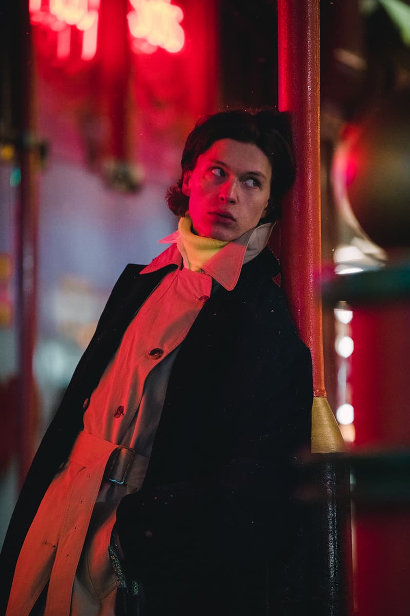 雪降るロンドンのストリートで撮影した Katharine Hamnett 2018年秋冬ルックブック 大胆でインパクトのあるテーラリングが光る新生〈Katharine Hamnett〉の最新コレクションにクローズアップ 1970年代よりUKファッションシーンを牽引する〈Katharine Hamnett(キャサリン・ハムネット)〉が、2018年秋冬ルックブックを提げ、シーンへ舞い戻ってきた。ロンドンのチャイナタウンを舞台に、雪の降るストリートの中で撮影されたフォトセットでは、はニュートラルな色味のツイードやイタリア産100%オーガニックコットンのモールスキンを使用したHamnettらしい強いインパクト且つ大胆な作りのテーラリングが際立っている。 Hamnettは昨年のインタビューの中で、80年代と今日におけるブランドの違いについて言及し、「私はこれをある種の革命だと思っています。アーカイブのシルエットを再考しているから〈Katharine Hamnett〉の80年代の空気感を感じられるはずだけど、同時に現代的なひねりも加えました」とコメントしていた。洗練されていて、サステイナブルで、なおかつ前衛的でもあり、そこにはメッセージ性が込められている。最新コレクションは〈Katharine Hamnett〉が確立した哲学が、現代でも、今後も決して色褪せることを証明するものと言えるだろう。 2018年秋冬コレクションの世界観を色濃く反映した〈Katharine Hamnett〉のルックブックは、上のフォトギャラリーからご確認を。 この機会に、〈Katharine Hamnett〉がリローンチを遂げた際に敢行したインタビュー記事をプレイバックしてみてはいかがだろうか?