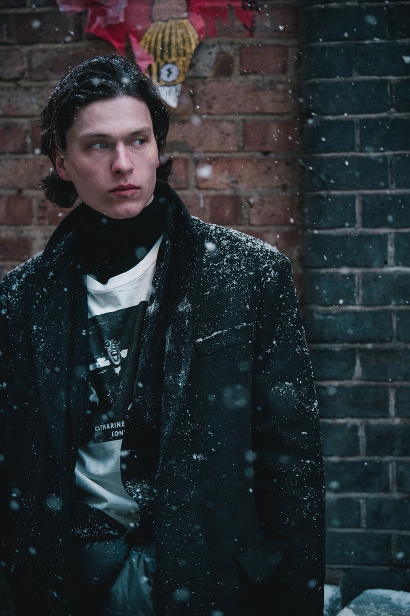 雪降るロンドンのストリートで撮影した Katharine Hamnett 2018年秋冬ルックブック 大胆でインパクトのあるテーラリングが光る新生〈Katharine Hamnett〉の最新コレクションにクローズアップ 1970年代よりUKファッションシーンを牽引する〈Katharine Hamnett（キャサリン・ハムネット）〉が、2018年秋冬ルックブックを提げ、シーンへ舞い戻ってきた。ロンドンのチャイナタウンを舞台に、雪の降るストリートの中で撮影されたフォトセットでは、はニュートラルな色味のツイードやイタリア産100％オーガニックコットンのモールスキンを使用したHamnettらしい強いインパクト且つ大胆な作りのテーラリングが際立っている。  Hamnettは昨年のインタビューの中で、80年代と今日におけるブランドの違いについて言及し、「私はこれをある種の革命だと思っています。アーカイブのシルエットを再考しているから〈Katharine Hamnett〉の80年代の空気感を感じられるはずだけど、同時に現代的なひねりも加えました」とコメントしていた。洗練されていて、サステイナブルで、なおかつ前衛的でもあり、そこにはメッセージ性が込められている。最新コレクションは〈Katharine Hamnett〉が確立した哲学が、現代でも、今後も決して色褪せることを証明するものと言えるだろう。  2018年秋冬コレクションの世界観を色濃く反映した〈Katharine Hamnett〉のルックブックは、上のフォトギャラリーからご確認を。  この機会に、〈Katharine Hamnett〉がリローンチを遂げた際に敢行したインタビュー記事をプレイバックしてみてはいかがだろうか？