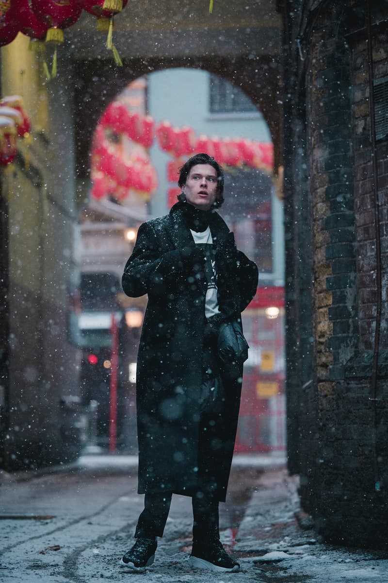 雪降るロンドンのストリートで撮影した Katharine Hamnett 2018年秋冬ルックブック 大胆でインパクトのあるテーラリングが光る新生〈Katharine Hamnett〉の最新コレクションにクローズアップ 1970年代よりUKファッションシーンを牽引する〈Katharine Hamnett(キャサリン・ハムネット)〉が、2018年秋冬ルックブックを提げ、シーンへ舞い戻ってきた。ロンドンのチャイナタウンを舞台に、雪の降るストリートの中で撮影されたフォトセットでは、はニュートラルな色味のツイードやイタリア産100%オーガニックコットンのモールスキンを使用したHamnettらしい強いインパクト且つ大胆な作りのテーラリングが際立っている。 Hamnettは昨年のインタビューの中で、80年代と今日におけるブランドの違いについて言及し、「私はこれをある種の革命だと思っています。アーカイブのシルエットを再考しているから〈Katharine Hamnett〉の80年代の空気感を感じられるはずだけど、同時に現代的なひねりも加えました」とコメントしていた。洗練されていて、サステイナブルで、なおかつ前衛的でもあり、そこにはメッセージ性が込められている。最新コレクションは〈Katharine Hamnett〉が確立した哲学が、現代でも、今後も決して色褪せることを証明するものと言えるだろう。 2018年秋冬コレクションの世界観を色濃く反映した〈Katharine Hamnett〉のルックブックは、上のフォトギャラリーからご確認を。 この機会に、〈Katharine Hamnett〉がリローンチを遂げた際に敢行したインタビュー記事をプレイバックしてみてはいかがだろうか?