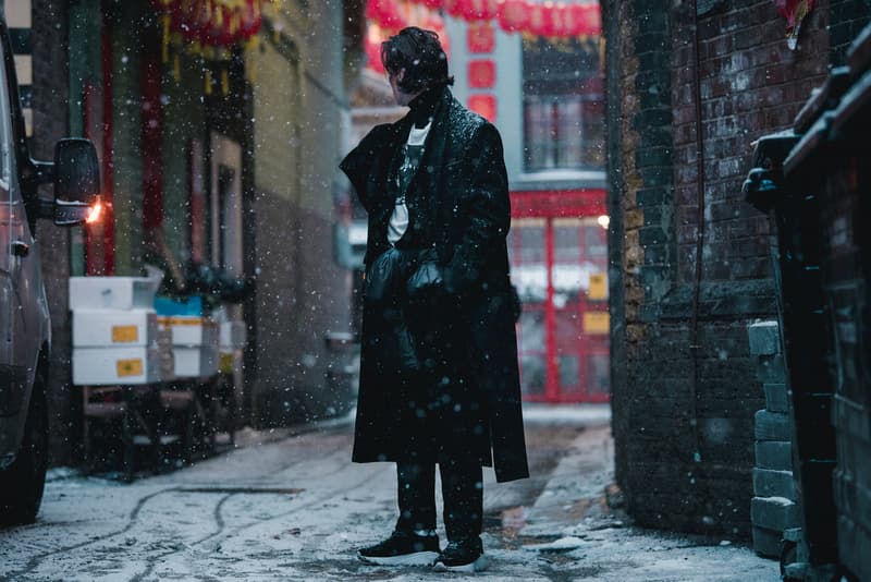 雪降るロンドンのストリートで撮影した Katharine Hamnett 2018年秋冬ルックブック 大胆でインパクトのあるテーラリングが光る新生〈Katharine Hamnett〉の最新コレクションにクローズアップ 1970年代よりUKファッションシーンを牽引する〈Katharine Hamnett(キャサリン・ハムネット)〉が、2018年秋冬ルックブックを提げ、シーンへ舞い戻ってきた。ロンドンのチャイナタウンを舞台に、雪の降るストリートの中で撮影されたフォトセットでは、はニュートラルな色味のツイードやイタリア産100%オーガニックコットンのモールスキンを使用したHamnettらしい強いインパクト且つ大胆な作りのテーラリングが際立っている。 Hamnettは昨年のインタビューの中で、80年代と今日におけるブランドの違いについて言及し、「私はこれをある種の革命だと思っています。アーカイブのシルエットを再考しているから〈Katharine Hamnett〉の80年代の空気感を感じられるはずだけど、同時に現代的なひねりも加えました」とコメントしていた。洗練されていて、サステイナブルで、なおかつ前衛的でもあり、そこにはメッセージ性が込められている。最新コレクションは〈Katharine Hamnett〉が確立した哲学が、現代でも、今後も決して色褪せることを証明するものと言えるだろう。 2018年秋冬コレクションの世界観を色濃く反映した〈Katharine Hamnett〉のルックブックは、上のフォトギャラリーからご確認を。 この機会に、〈Katharine Hamnett〉がリローンチを遂げた際に敢行したインタビュー記事をプレイバックしてみてはいかがだろうか?