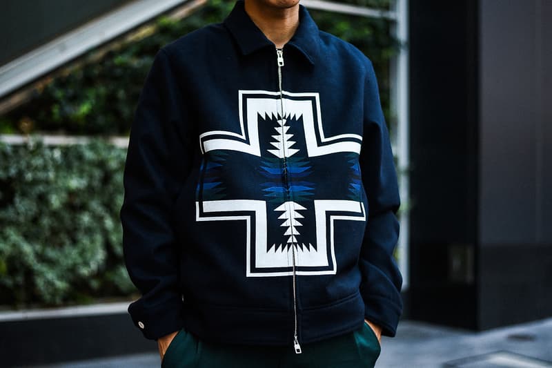 KIM JONES GU PRODUCTION ラストコレクションの一部アイテムを先行紹介 8月31日(金)の全商品ラインナップ発表に先駆け、『HYPEBEAST』編集部の元に到着した注目アイテムを緊急撮影 〈GU(ジーユー)〉がKim Jones(キム・ジョーンズ)とのコラボコレクション“KIM JONES GU PRODUCTION”のラストコレクションを発表してから間も無く、『HYPEBEAST』編集部の元に〈GU〉陣営から本コレクションの一部アイテムが到着した。 ティーザー画像にも登場するナバホブルゾンはポリエステル/レーヨン/ポリウレタンのボディで、ロゴ入りのダブルジップを採用し、後ろ身頃の裾はリブ状に。裏地も張られ、ブルゾンそのものに重量感があるため、冬場には高い防寒性を発揮してくれるだろう。また、チェック柄のマフラーはアクリル製のためにウールのようなチクチクとした肌触りを感じることがなく、表面には“KIM JONES”のロゴが配されている。また、左胸元に愛犬の刺繍パッチを施したスウェットフルジップパーカは、背中にも愛犬のモチーフをプリントすると同時に、その下には〈Dior(ディオール)〉のメンズデザイナーの名前をボディと同色の糸で立体的に刺繍。その他にはスエット生地のトラックジャケット&トラックパンツはネイビーにホワイトの切り替えが秀逸で、バックパックにはショルダーストラップに“KIM JONES”のロゴ入りテープをあしらい、フロントポケットに“AMERICA”のロゴがセットされている。 “KIM JONES GU PRODUCTION”のラストコレクションは9月14日(金)より発売開始となるが、全商品ラインナップは2018年8月31日(金)に特設ページにて公開されるとのこと。本コレクションのコンセプトについては、こちらからご確認を。