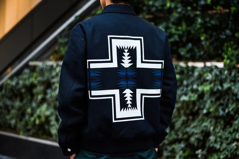 KIM JONES GU PRODUCTION ラストコレクションの一部アイテムを先行紹介 8月31日(金)の全商品ラインナップ発表に先駆け、『HYPEBEAST』編集部の元に到着した注目アイテムを緊急撮影 〈GU(ジーユー)〉がKim Jones(キム・ジョーンズ)とのコラボコレクション“KIM JONES GU PRODUCTION”のラストコレクションを発表してから間も無く、『HYPEBEAST』編集部の元に〈GU〉陣営から本コレクションの一部アイテムが到着した。 ティーザー画像にも登場するナバホブルゾンはポリエステル/レーヨン/ポリウレタンのボディで、ロゴ入りのダブルジップを採用し、後ろ身頃の裾はリブ状に。裏地も張られ、ブルゾンそのものに重量感があるため、冬場には高い防寒性を発揮してくれるだろう。また、チェック柄のマフラーはアクリル製のためにウールのようなチクチクとした肌触りを感じることがなく、表面には“KIM JONES”のロゴが配されている。また、左胸元に愛犬の刺繍パッチを施したスウェットフルジップパーカは、背中にも愛犬のモチーフをプリントすると同時に、その下には〈Dior(ディオール)〉のメンズデザイナーの名前をボディと同色の糸で立体的に刺繍。その他にはスエット生地のトラックジャケット&トラックパンツはネイビーにホワイトの切り替えが秀逸で、バックパックにはショルダーストラップに“KIM JONES”のロゴ入りテープをあしらい、フロントポケットに“AMERICA”のロゴがセットされている。 “KIM JONES GU PRODUCTION”のラストコレクションは9月14日(金)より発売開始となるが、全商品ラインナップは2018年8月31日(金)に特設ページにて公開されるとのこと。本コレクションのコンセプトについては、こちらからご確認を。