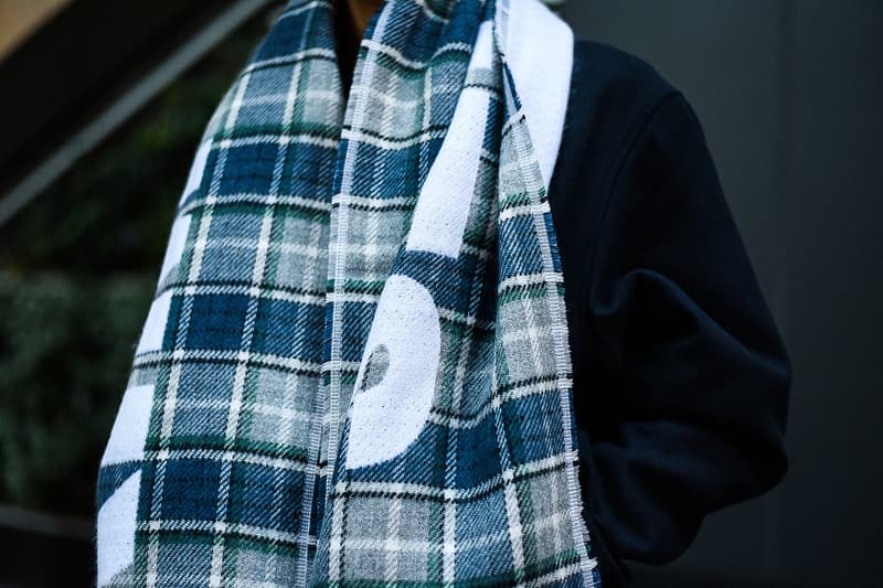 KIM JONES GU PRODUCTION ラストコレクションの一部アイテムを先行紹介 8月31日(金)の全商品ラインナップ発表に先駆け、『HYPEBEAST』編集部の元に到着した注目アイテムを緊急撮影 〈GU(ジーユー)〉がKim Jones(キム・ジョーンズ)とのコラボコレクション“KIM JONES GU PRODUCTION”のラストコレクションを発表してから間も無く、『HYPEBEAST』編集部の元に〈GU〉陣営から本コレクションの一部アイテムが到着した。 ティーザー画像にも登場するナバホブルゾンはポリエステル/レーヨン/ポリウレタンのボディで、ロゴ入りのダブルジップを採用し、後ろ身頃の裾はリブ状に。裏地も張られ、ブルゾンそのものに重量感があるため、冬場には高い防寒性を発揮してくれるだろう。また、チェック柄のマフラーはアクリル製のためにウールのようなチクチクとした肌触りを感じることがなく、表面には“KIM JONES”のロゴが配されている。また、左胸元に愛犬の刺繍パッチを施したスウェットフルジップパーカは、背中にも愛犬のモチーフをプリントすると同時に、その下には〈Dior(ディオール)〉のメンズデザイナーの名前をボディと同色の糸で立体的に刺繍。その他にはスエット生地のトラックジャケット&トラックパンツはネイビーにホワイトの切り替えが秀逸で、バックパックにはショルダーストラップに“KIM JONES”のロゴ入りテープをあしらい、フロントポケットに“AMERICA”のロゴがセットされている。 “KIM JONES GU PRODUCTION”のラストコレクションは9月14日(金)より発売開始となるが、全商品ラインナップは2018年8月31日(金)に特設ページにて公開されるとのこと。本コレクションのコンセプトについては、こちらからご確認を。