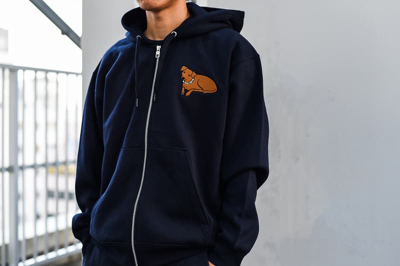 KIM JONES GU PRODUCTION ラストコレクションの一部アイテムを先行紹介 8月31日(金)の全商品ラインナップ発表に先駆け、『HYPEBEAST』編集部の元に到着した注目アイテムを緊急撮影 〈GU(ジーユー)〉がKim Jones(キム・ジョーンズ)とのコラボコレクション“KIM JONES GU PRODUCTION”のラストコレクションを発表してから間も無く、『HYPEBEAST』編集部の元に〈GU〉陣営から本コレクションの一部アイテムが到着した。 ティーザー画像にも登場するナバホブルゾンはポリエステル/レーヨン/ポリウレタンのボディで、ロゴ入りのダブルジップを採用し、後ろ身頃の裾はリブ状に。裏地も張られ、ブルゾンそのものに重量感があるため、冬場には高い防寒性を発揮してくれるだろう。また、チェック柄のマフラーはアクリル製のためにウールのようなチクチクとした肌触りを感じることがなく、表面には“KIM JONES”のロゴが配されている。また、左胸元に愛犬の刺繍パッチを施したスウェットフルジップパーカは、背中にも愛犬のモチーフをプリントすると同時に、その下には〈Dior(ディオール)〉のメンズデザイナーの名前をボディと同色の糸で立体的に刺繍。その他にはスエット生地のトラックジャケット&トラックパンツはネイビーにホワイトの切り替えが秀逸で、バックパックにはショルダーストラップに“KIM JONES”のロゴ入りテープをあしらい、フロントポケットに“AMERICA”のロゴがセットされている。 “KIM JONES GU PRODUCTION”のラストコレクションは9月14日(金)より発売開始となるが、全商品ラインナップは2018年8月31日(金)に特設ページにて公開されるとのこと。本コレクションのコンセプトについては、こちらからご確認を。