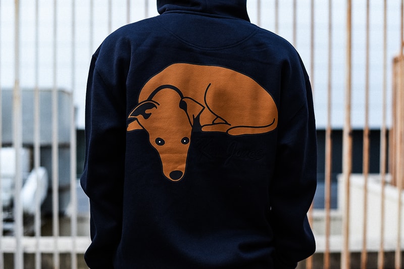 KIM JONES GU PRODUCTION ラストコレクションの一部アイテムを先行紹介 8月31日（金）の全商品ラインナップ発表に先駆け、『HYPEBEAST』編集部の元に到着した注目アイテムを緊急撮影 〈GU（ジーユー）〉がKim Jones（キム・ジョーンズ）とのコラボコレクション“KIM JONES GU PRODUCTION”のラストコレクションを発表してから間も無く、『HYPEBEAST』編集部の元に〈GU〉陣営から本コレクションの一部アイテムが到着した。  ティーザー画像にも登場するナバホブルゾンはポリエステル/レーヨン/ポリウレタンのボディで、ロゴ入りのダブルジップを採用し、後ろ身頃の裾はリブ状に。裏地も張られ、ブルゾンそのものに重量感があるため、冬場には高い防寒性を発揮してくれるだろう。また、チェック柄のマフラーはアクリル製のためにウールのようなチクチクとした肌触りを感じることがなく、表面には“KIM JONES”のロゴが配されている。また、左胸元に愛犬の刺繍パッチを施したスウェットフルジップパーカは、背中にも愛犬のモチーフをプリントすると同時に、その下には〈Dior（ディオール）〉のメンズデザイナーの名前をボディと同色の糸で立体的に刺繍。その他にはスエット生地のトラックジャケット＆トラックパンツはネイビーにホワイトの切り替えが秀逸で、バックパックにはショルダーストラップに“KIM JONES”のロゴ入りテープをあしらい、フロントポケットに“AMERICA”のロゴがセットされている。  “KIM JONES GU PRODUCTION”のラストコレクションは9月14日（金）より発売開始となるが、全商品ラインナップは2018年8月31日（金）に特設ページにて公開されるとのこと。本コレクションのコンセプトについては、こちらからご確認を。