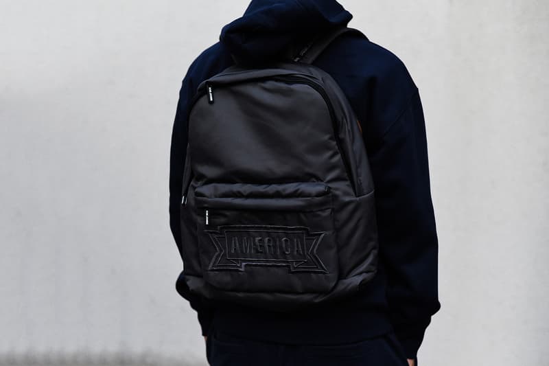KIM JONES GU PRODUCTION ラストコレクションの一部アイテムを先行紹介 8月31日(金)の全商品ラインナップ発表に先駆け、『HYPEBEAST』編集部の元に到着した注目アイテムを緊急撮影 〈GU(ジーユー)〉がKim Jones(キム・ジョーンズ)とのコラボコレクション“KIM JONES GU PRODUCTION”のラストコレクションを発表してから間も無く、『HYPEBEAST』編集部の元に〈GU〉陣営から本コレクションの一部アイテムが到着した。 ティーザー画像にも登場するナバホブルゾンはポリエステル/レーヨン/ポリウレタンのボディで、ロゴ入りのダブルジップを採用し、後ろ身頃の裾はリブ状に。裏地も張られ、ブルゾンそのものに重量感があるため、冬場には高い防寒性を発揮してくれるだろう。また、チェック柄のマフラーはアクリル製のためにウールのようなチクチクとした肌触りを感じることがなく、表面には“KIM JONES”のロゴが配されている。また、左胸元に愛犬の刺繍パッチを施したスウェットフルジップパーカは、背中にも愛犬のモチーフをプリントすると同時に、その下には〈Dior(ディオール)〉のメンズデザイナーの名前をボディと同色の糸で立体的に刺繍。その他にはスエット生地のトラックジャケット&トラックパンツはネイビーにホワイトの切り替えが秀逸で、バックパックにはショルダーストラップに“KIM JONES”のロゴ入りテープをあしらい、フロントポケットに“AMERICA”のロゴがセットされている。 “KIM JONES GU PRODUCTION”のラストコレクションは9月14日(金)より発売開始となるが、全商品ラインナップは2018年8月31日(金)に特設ページにて公開されるとのこと。本コレクションのコンセプトについては、こちらからご確認を。