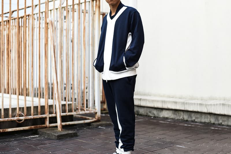 KIM JONES GU PRODUCTION ラストコレクションの一部アイテムを先行紹介 8月31日(金)の全商品ラインナップ発表に先駆け、『HYPEBEAST』編集部の元に到着した注目アイテムを緊急撮影 〈GU(ジーユー)〉がKim Jones(キム・ジョーンズ)とのコラボコレクション“KIM JONES GU PRODUCTION”のラストコレクションを発表してから間も無く、『HYPEBEAST』編集部の元に〈GU〉陣営から本コレクションの一部アイテムが到着した。 ティーザー画像にも登場するナバホブルゾンはポリエステル/レーヨン/ポリウレタンのボディで、ロゴ入りのダブルジップを採用し、後ろ身頃の裾はリブ状に。裏地も張られ、ブルゾンそのものに重量感があるため、冬場には高い防寒性を発揮してくれるだろう。また、チェック柄のマフラーはアクリル製のためにウールのようなチクチクとした肌触りを感じることがなく、表面には“KIM JONES”のロゴが配されている。また、左胸元に愛犬の刺繍パッチを施したスウェットフルジップパーカは、背中にも愛犬のモチーフをプリントすると同時に、その下には〈Dior(ディオール)〉のメンズデザイナーの名前をボディと同色の糸で立体的に刺繍。その他にはスエット生地のトラックジャケット&トラックパンツはネイビーにホワイトの切り替えが秀逸で、バックパックにはショルダーストラップに“KIM JONES”のロゴ入りテープをあしらい、フロントポケットに“AMERICA”のロゴがセットされている。 “KIM JONES GU PRODUCTION”のラストコレクションは9月14日(金)より発売開始となるが、全商品ラインナップは2018年8月31日(金)に特設ページにて公開されるとのこと。本コレクションのコンセプトについては、こちらからご確認を。